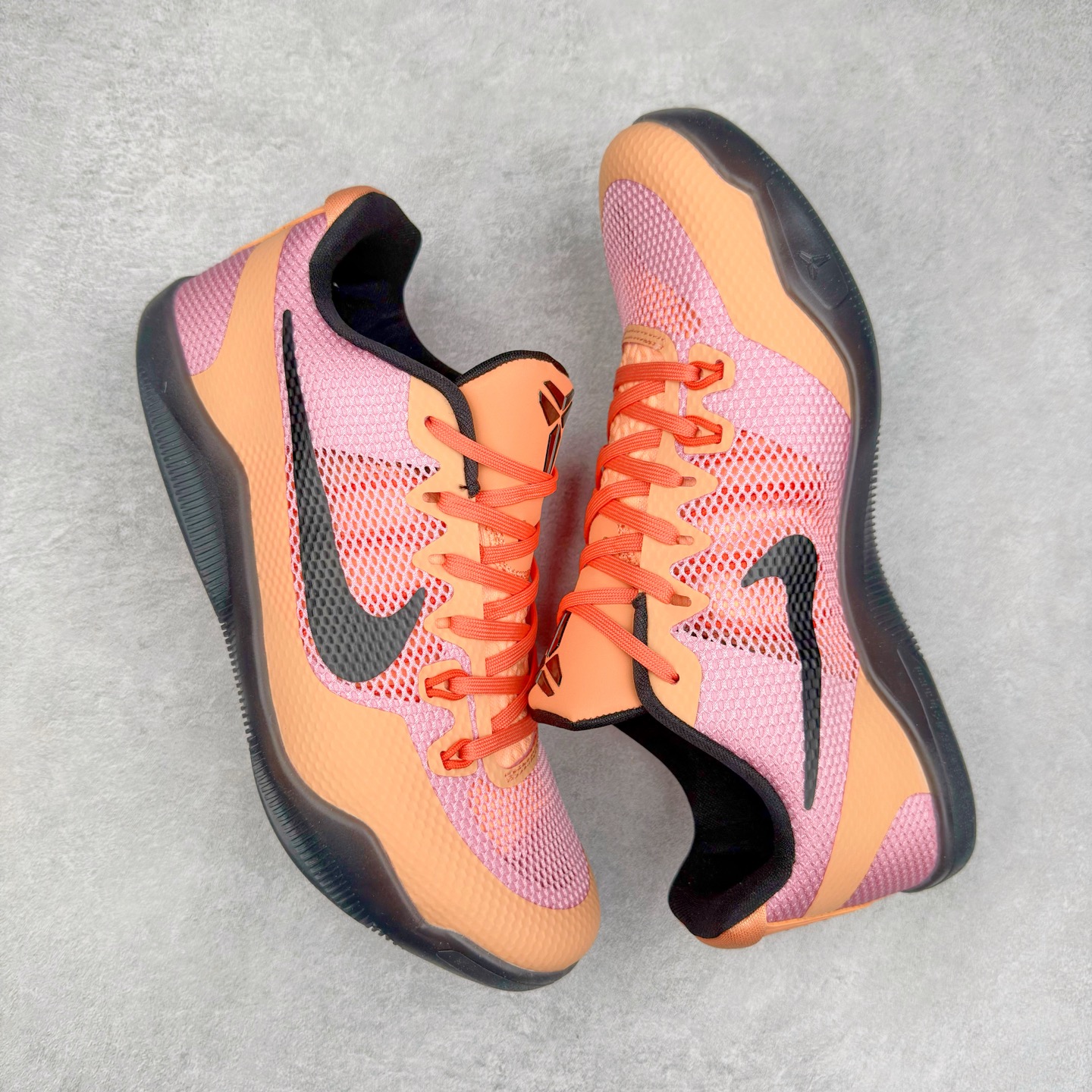 图片[3]-NK Kobe 11 Elite Low 科比11代实战篮球鞋 865773-991 科比退役前的最后一双签名鞋意义重大 Eric Avar这次采用了低帮的鞋身设计 并使用加强版的Flyknit编织面料作为鞋面 更加坚韧牢固 提供更好的保护 中底依日采用了混合缓震的设计 前掌的Lunarlon搭配后掌Zoom Air气垫 确保缓震性能的强劲 尺码：39 40 40.5 41 42 42.5 43 44 44.5 45 46 47.5 48.5-选品中心