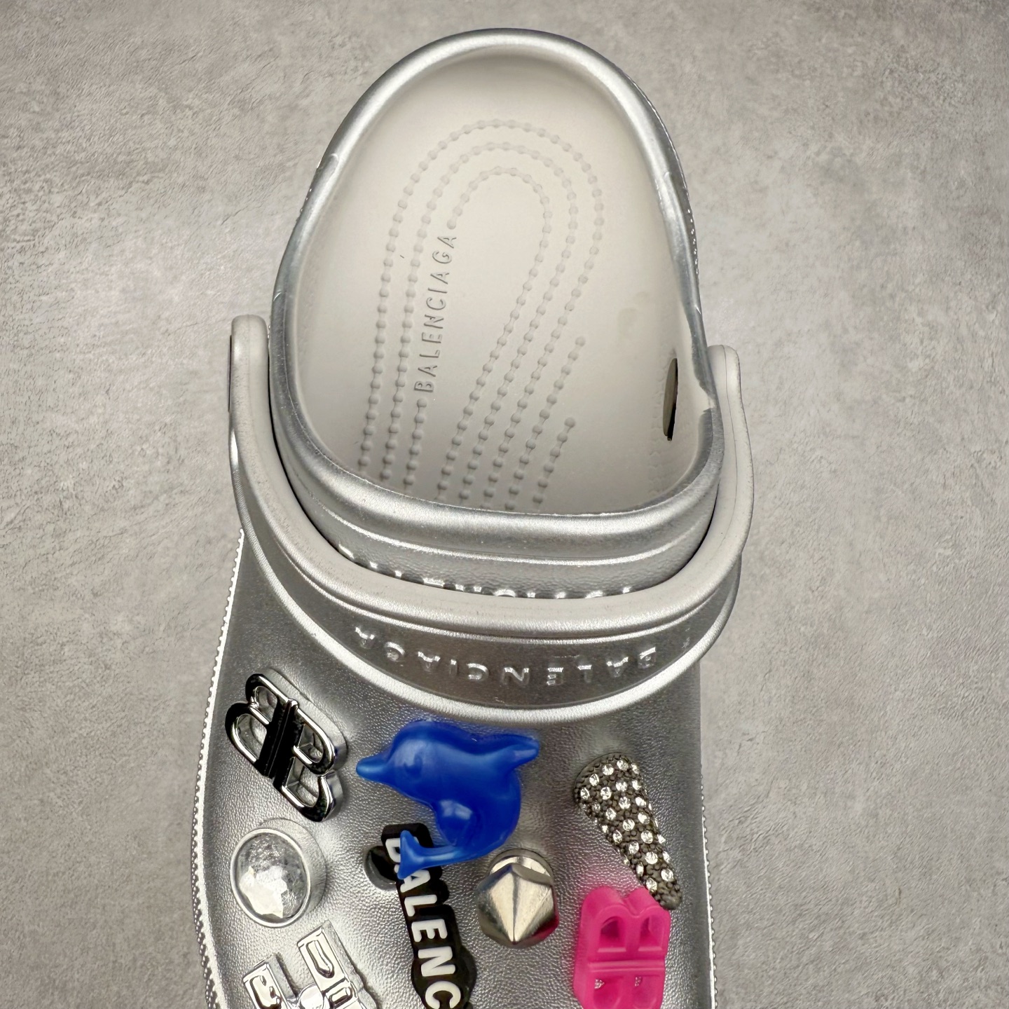 图片[5]-＃纯原 Crocs x Balenciaga 巴黎世家联名卡骆驰厚底圆头洞洞鞋 超轻Croslite专利材料打造 鞋面更加耐用易清洗 该鞋款轻盈舒适 2002年 经典克骆格诞生 秉承外形简单 穿着舒适的初衷 不断为消费者带来舒适的穿着体验 穿出“趣”味 鞋面洞洞可搭彰显个性的智必星 一鞋两穿 可调节式后跟带增添鞋身的稳固性能 放前面变成愜意舒适的凉拖 放后面行走跑跳更加稳妥 Croslite ™材料 封闭式细胞树脂 能够在体温作用下自动变形以适应脚部形状 涉水性优秀的同时易于清洁 抓地力强 不易打滑 Crocs的核心理念：轻便 灵活 全方位的舒适感 同步官方尺码：M4（36-37） M5（37-38）M6（38-39）M7（39-40）M8（41-42）M9（42-43）M10（43-44）-选品中心