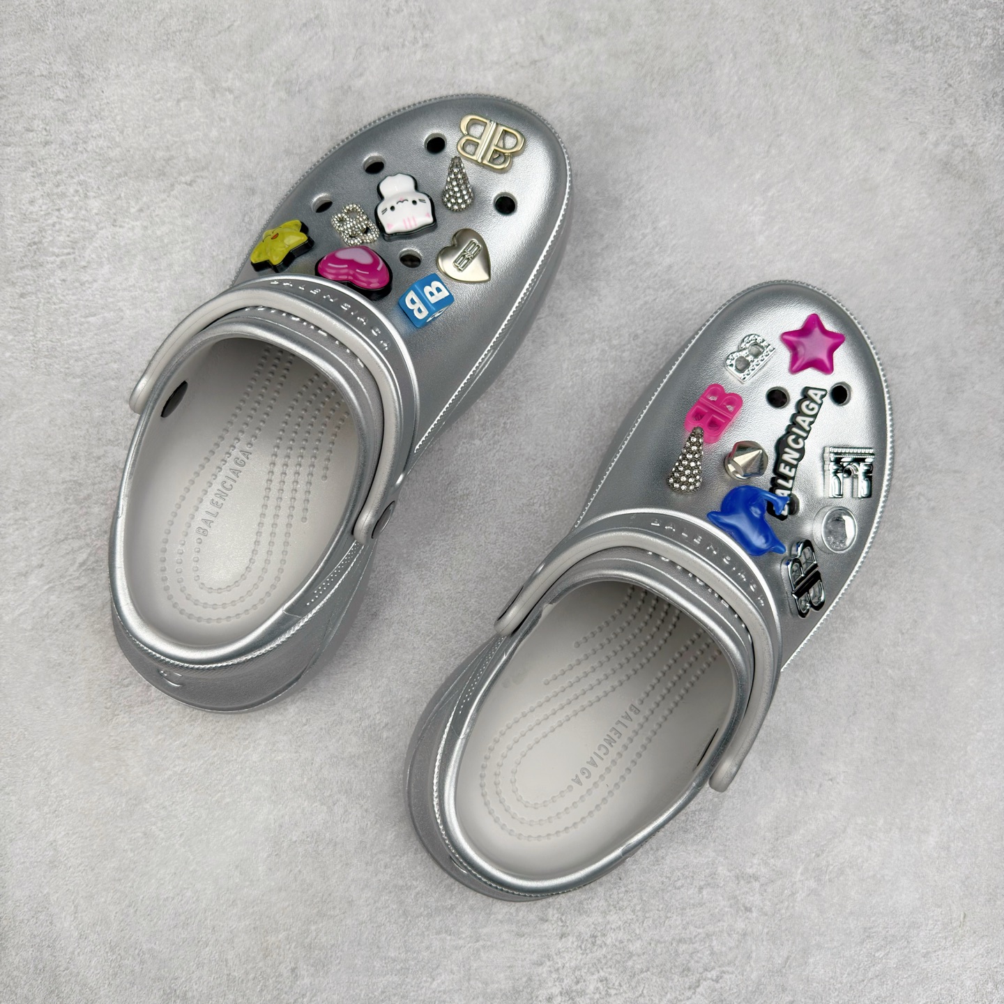 图片[3]-＃纯原 Crocs x Balenciaga 巴黎世家联名卡骆驰厚底圆头洞洞鞋 超轻Croslite专利材料打造 鞋面更加耐用易清洗 该鞋款轻盈舒适 2002年 经典克骆格诞生 秉承外形简单 穿着舒适的初衷 不断为消费者带来舒适的穿着体验 穿出“趣”味 鞋面洞洞可搭彰显个性的智必星 一鞋两穿 可调节式后跟带增添鞋身的稳固性能 放前面变成愜意舒适的凉拖 放后面行走跑跳更加稳妥 Croslite ™材料 封闭式细胞树脂 能够在体温作用下自动变形以适应脚部形状 涉水性优秀的同时易于清洁 抓地力强 不易打滑 Crocs的核心理念：轻便 灵活 全方位的舒适感 同步官方尺码：M4（36-37） M5（37-38）M6（38-39）M7（39-40）M8（41-42）M9（42-43）M10（43-44）-选品中心