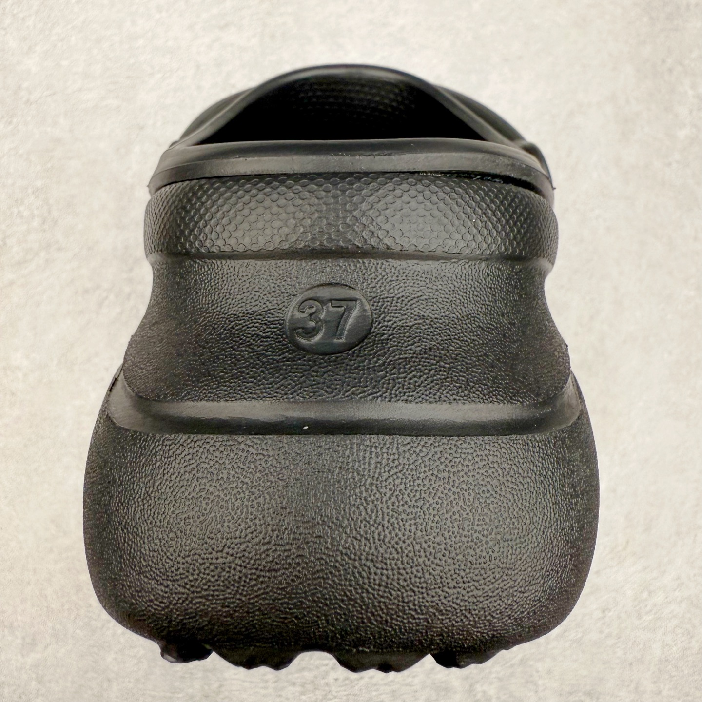 图片[8]-＃纯原 Crocs x Balenciaga 巴黎世家联名卡骆驰厚底圆头洞洞鞋 超轻Croslite专利材料打造 鞋面更加耐用易清洗 该鞋款轻盈舒适 2002年 经典克骆格诞生 秉承外形简单 穿着舒适的初衷 不断为消费者带来舒适的穿着体验 穿出“趣”味 鞋面洞洞可搭彰显个性的智必星 一鞋两穿 可调节式后跟带增添鞋身的稳固性能 放前面变成愜意舒适的凉拖 放后面行走跑跳更加稳妥 Croslite ™材料 封闭式细胞树脂 能够在体温作用下自动变形以适应脚部形状 涉水性优秀的同时易于清洁 抓地力强 不易打滑 Crocs的核心理念：轻便 灵活 全方位的舒适感 同步官方尺码：M4（36-37） M5（37-38）M6（38-39）M7（39-40）M8（41-42）M9（42-43）M10（43-44）-选品中心