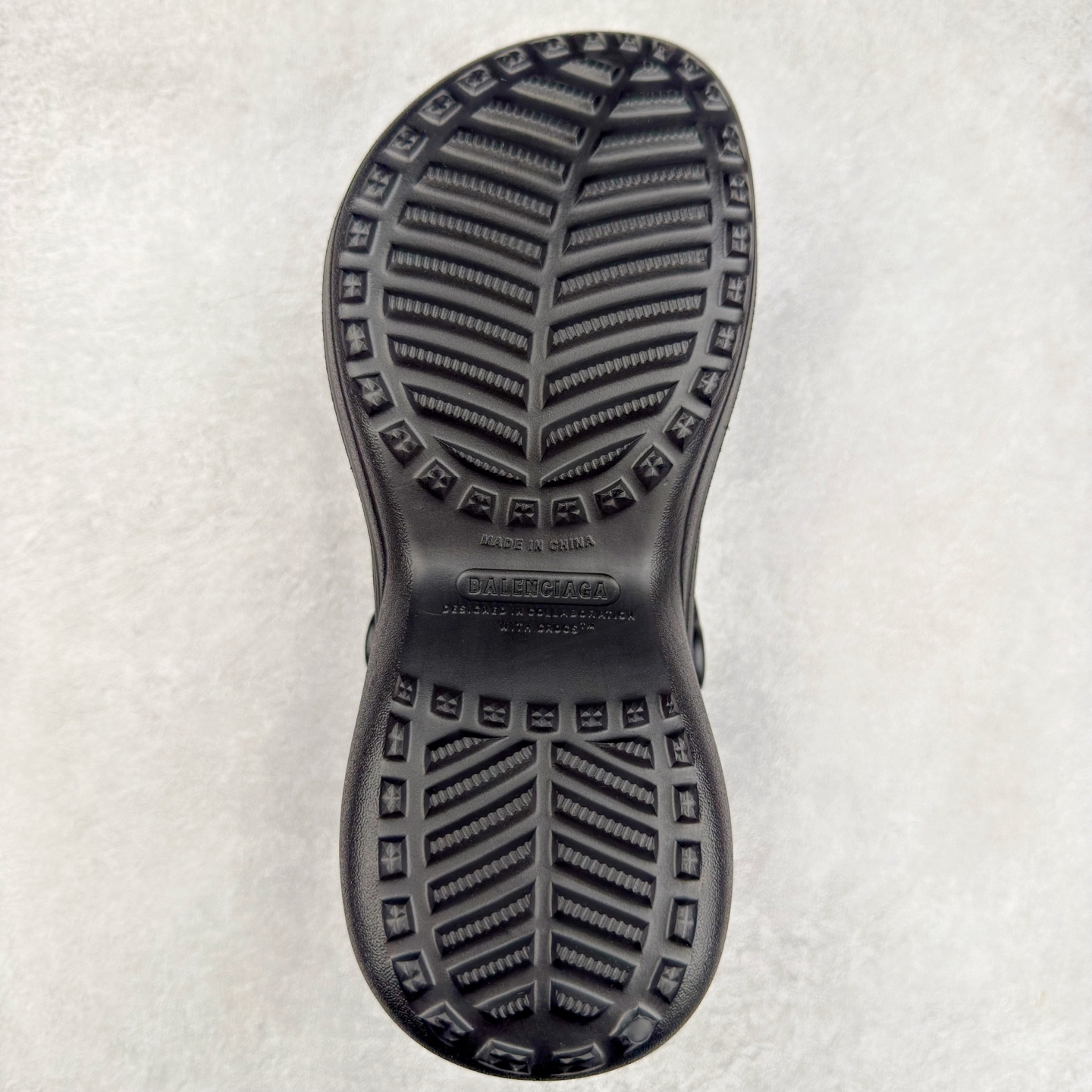 图片[9]-＃纯原 Crocs x Balenciaga 巴黎世家联名卡骆驰厚底圆头洞洞鞋 超轻Croslite专利材料打造 鞋面更加耐用易清洗 该鞋款轻盈舒适 2002年 经典克骆格诞生 秉承外形简单 穿着舒适的初衷 不断为消费者带来舒适的穿着体验 穿出“趣”味 鞋面洞洞可搭彰显个性的智必星 一鞋两穿 可调节式后跟带增添鞋身的稳固性能 放前面变成愜意舒适的凉拖 放后面行走跑跳更加稳妥 Croslite ™材料 封闭式细胞树脂 能够在体温作用下自动变形以适应脚部形状 涉水性优秀的同时易于清洁 抓地力强 不易打滑 Crocs的核心理念：轻便 灵活 全方位的舒适感 同步官方尺码：M4（36-37） M5（37-38）M6（38-39）M7（39-40）M8（41-42）M9（42-43）M10（43-44）-选品中心