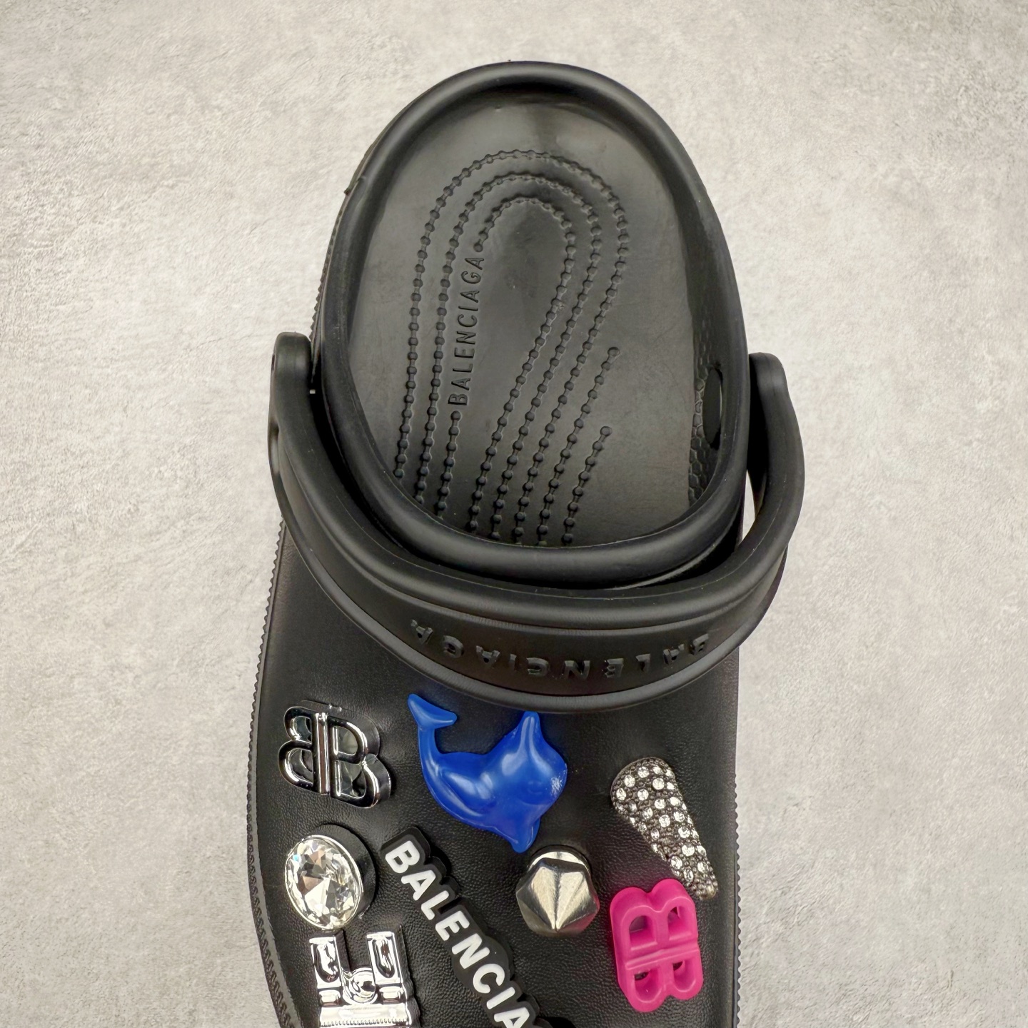 图片[5]-＃纯原 Crocs x Balenciaga 巴黎世家联名卡骆驰厚底圆头洞洞鞋 超轻Croslite专利材料打造 鞋面更加耐用易清洗 该鞋款轻盈舒适 2002年 经典克骆格诞生 秉承外形简单 穿着舒适的初衷 不断为消费者带来舒适的穿着体验 穿出“趣”味 鞋面洞洞可搭彰显个性的智必星 一鞋两穿 可调节式后跟带增添鞋身的稳固性能 放前面变成愜意舒适的凉拖 放后面行走跑跳更加稳妥 Croslite ™材料 封闭式细胞树脂 能够在体温作用下自动变形以适应脚部形状 涉水性优秀的同时易于清洁 抓地力强 不易打滑 Crocs的核心理念：轻便 灵活 全方位的舒适感 同步官方尺码：M4（36-37） M5（37-38）M6（38-39）M7（39-40）M8（41-42）M9（42-43）M10（43-44）-选品中心