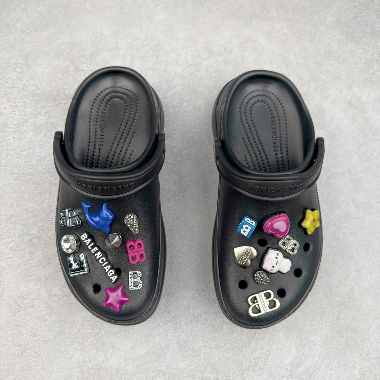 图片[2]-＃纯原 Crocs x Balenciaga 巴黎世家联名卡骆驰厚底圆头洞洞鞋 超轻Croslite专利材料打造 鞋面更加耐用易清洗 该鞋款轻盈舒适 2002年 经典克骆格诞生 秉承外形简单 穿着舒适的初衷 不断为消费者带来舒适的穿着体验 穿出“趣”味 鞋面洞洞可搭彰显个性的智必星 一鞋两穿 可调节式后跟带增添鞋身的稳固性能 放前面变成愜意舒适的凉拖 放后面行走跑跳更加稳妥 Croslite ™材料 封闭式细胞树脂 能够在体温作用下自动变形以适应脚部形状 涉水性优秀的同时易于清洁 抓地力强 不易打滑 Crocs的核心理念：轻便 灵活 全方位的舒适感 同步官方尺码：M4（36-37） M5（37-38）M6（38-39）M7（39-40）M8（41-42）M9（42-43）M10（43-44）-选品中心