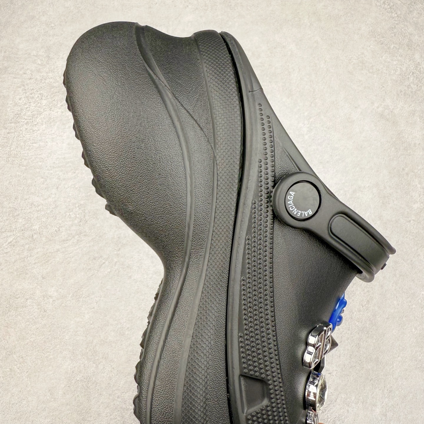 图片[6]-＃纯原 Crocs x Balenciaga 巴黎世家联名卡骆驰厚底圆头洞洞鞋 超轻Croslite专利材料打造 鞋面更加耐用易清洗 该鞋款轻盈舒适 2002年 经典克骆格诞生 秉承外形简单 穿着舒适的初衷 不断为消费者带来舒适的穿着体验 穿出“趣”味 鞋面洞洞可搭彰显个性的智必星 一鞋两穿 可调节式后跟带增添鞋身的稳固性能 放前面变成愜意舒适的凉拖 放后面行走跑跳更加稳妥 Croslite ™材料 封闭式细胞树脂 能够在体温作用下自动变形以适应脚部形状 涉水性优秀的同时易于清洁 抓地力强 不易打滑 Crocs的核心理念：轻便 灵活 全方位的舒适感 同步官方尺码：M4（36-37） M5（37-38）M6（38-39）M7（39-40）M8（41-42）M9（42-43）M10（43-44）-选品中心