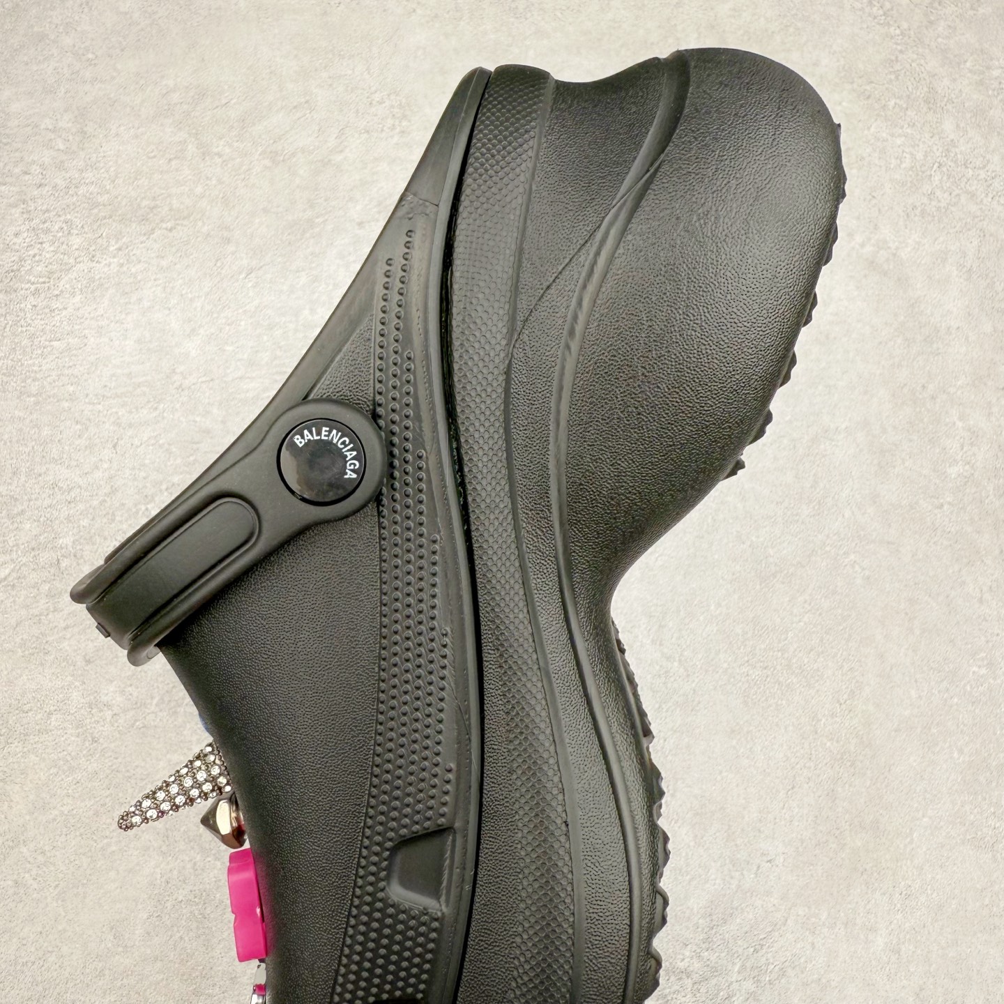 图片[7]-＃纯原 Crocs x Balenciaga 巴黎世家联名卡骆驰厚底圆头洞洞鞋 超轻Croslite专利材料打造 鞋面更加耐用易清洗 该鞋款轻盈舒适 2002年 经典克骆格诞生 秉承外形简单 穿着舒适的初衷 不断为消费者带来舒适的穿着体验 穿出“趣”味 鞋面洞洞可搭彰显个性的智必星 一鞋两穿 可调节式后跟带增添鞋身的稳固性能 放前面变成愜意舒适的凉拖 放后面行走跑跳更加稳妥 Croslite ™材料 封闭式细胞树脂 能够在体温作用下自动变形以适应脚部形状 涉水性优秀的同时易于清洁 抓地力强 不易打滑 Crocs的核心理念：轻便 灵活 全方位的舒适感 同步官方尺码：M4（36-37） M5（37-38）M6（38-39）M7（39-40）M8（41-42）M9（42-43）M10（43-44）-选品中心