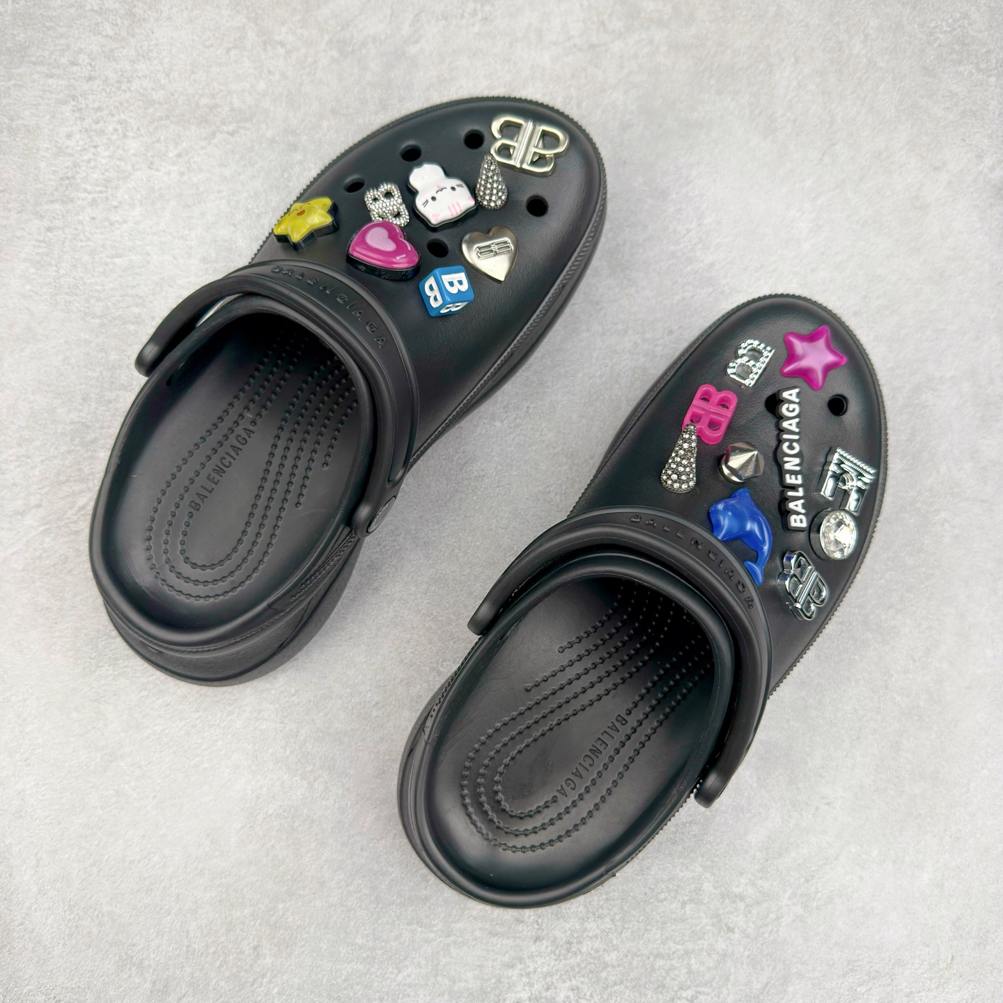 图片[3]-＃纯原 Crocs x Balenciaga 巴黎世家联名卡骆驰厚底圆头洞洞鞋 超轻Croslite专利材料打造 鞋面更加耐用易清洗 该鞋款轻盈舒适 2002年 经典克骆格诞生 秉承外形简单 穿着舒适的初衷 不断为消费者带来舒适的穿着体验 穿出“趣”味 鞋面洞洞可搭彰显个性的智必星 一鞋两穿 可调节式后跟带增添鞋身的稳固性能 放前面变成愜意舒适的凉拖 放后面行走跑跳更加稳妥 Croslite ™材料 封闭式细胞树脂 能够在体温作用下自动变形以适应脚部形状 涉水性优秀的同时易于清洁 抓地力强 不易打滑 Crocs的核心理念：轻便 灵活 全方位的舒适感 同步官方尺码：M4（36-37） M5（37-38）M6（38-39）M7（39-40）M8（41-42）M9（42-43）M10（43-44）-选品中心