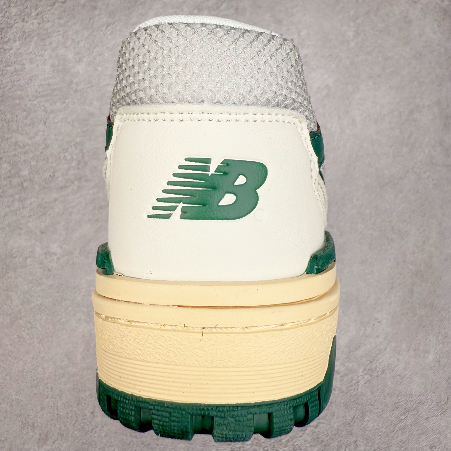 图片[8]-NB新百伦New Balance BB550系列经典复古低帮休闲运动篮球板鞋550 其实发迹于1989 年 是品牌历史中一款十分小众的篮球鞋履 低筒的鞋身搭配上皮革的设定让其鞋型在现今看来相当复古 同时搭配上Aimé Leon Dore刻画的四款配色 都让这款低调鞋款冲上炒价热搜 也因此让更多鞋迷知悉这款NB 鞋履 相比NB 550 来说 Louis Vuitton 所发表的LV Trainer 运动鞋就是知名度较高的一款球鞋了 由品牌男装创意总监Virgil Abloh 利用复古篮球鞋作为灵感刻画而成 搭配上LV 高质感皮革的陪衬成为当今精品时尚球鞋的代表作品 仔细一看New Balance 550 与Louis Vuitton LV Trainer 都以「篮球鞋」为蓝图 复古鞋貌的特色氛围也极其相似 尺码：36 37 37.5 38 38.5 39 40 40.5 41.5 42 42.5 43 44 45-选品中心