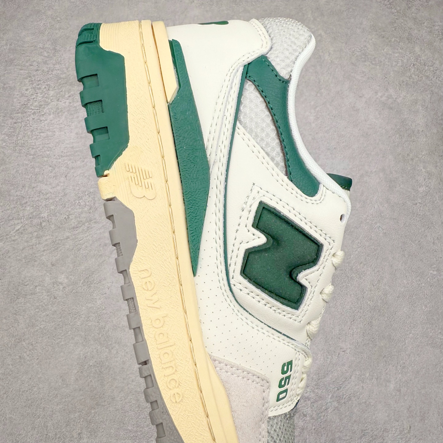 图片[6]-NB新百伦New Balance BB550系列经典复古低帮休闲运动篮球板鞋550 其实发迹于1989 年 是品牌历史中一款十分小众的篮球鞋履 低筒的鞋身搭配上皮革的设定让其鞋型在现今看来相当复古 同时搭配上Aimé Leon Dore刻画的四款配色 都让这款低调鞋款冲上炒价热搜 也因此让更多鞋迷知悉这款NB 鞋履 相比NB 550 来说 Louis Vuitton 所发表的LV Trainer 运动鞋就是知名度较高的一款球鞋了 由品牌男装创意总监Virgil Abloh 利用复古篮球鞋作为灵感刻画而成 搭配上LV 高质感皮革的陪衬成为当今精品时尚球鞋的代表作品 仔细一看New Balance 550 与Louis Vuitton LV Trainer 都以「篮球鞋」为蓝图 复古鞋貌的特色氛围也极其相似 尺码：36 37 37.5 38 38.5 39 40 40.5 41.5 42 42.5 43 44 45-选品中心