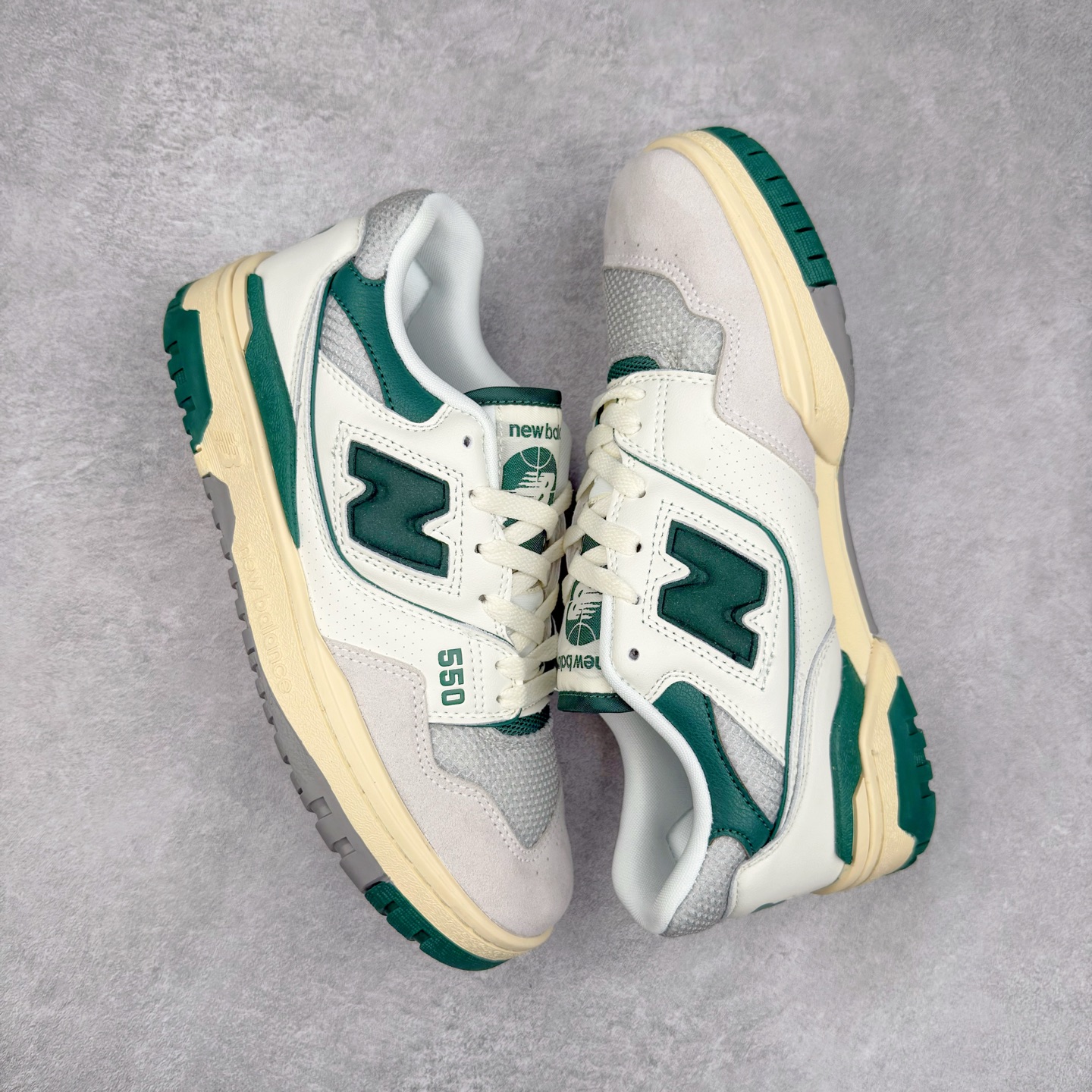 图片[3]-NB新百伦New Balance BB550系列经典复古低帮休闲运动篮球板鞋550 其实发迹于1989 年 是品牌历史中一款十分小众的篮球鞋履 低筒的鞋身搭配上皮革的设定让其鞋型在现今看来相当复古 同时搭配上Aimé Leon Dore刻画的四款配色 都让这款低调鞋款冲上炒价热搜 也因此让更多鞋迷知悉这款NB 鞋履 相比NB 550 来说 Louis Vuitton 所发表的LV Trainer 运动鞋就是知名度较高的一款球鞋了 由品牌男装创意总监Virgil Abloh 利用复古篮球鞋作为灵感刻画而成 搭配上LV 高质感皮革的陪衬成为当今精品时尚球鞋的代表作品 仔细一看New Balance 550 与Louis Vuitton LV Trainer 都以「篮球鞋」为蓝图 复古鞋貌的特色氛围也极其相似 尺码：36 37 37.5 38 38.5 39 40 40.5 41.5 42 42.5 43 44 45-选品中心