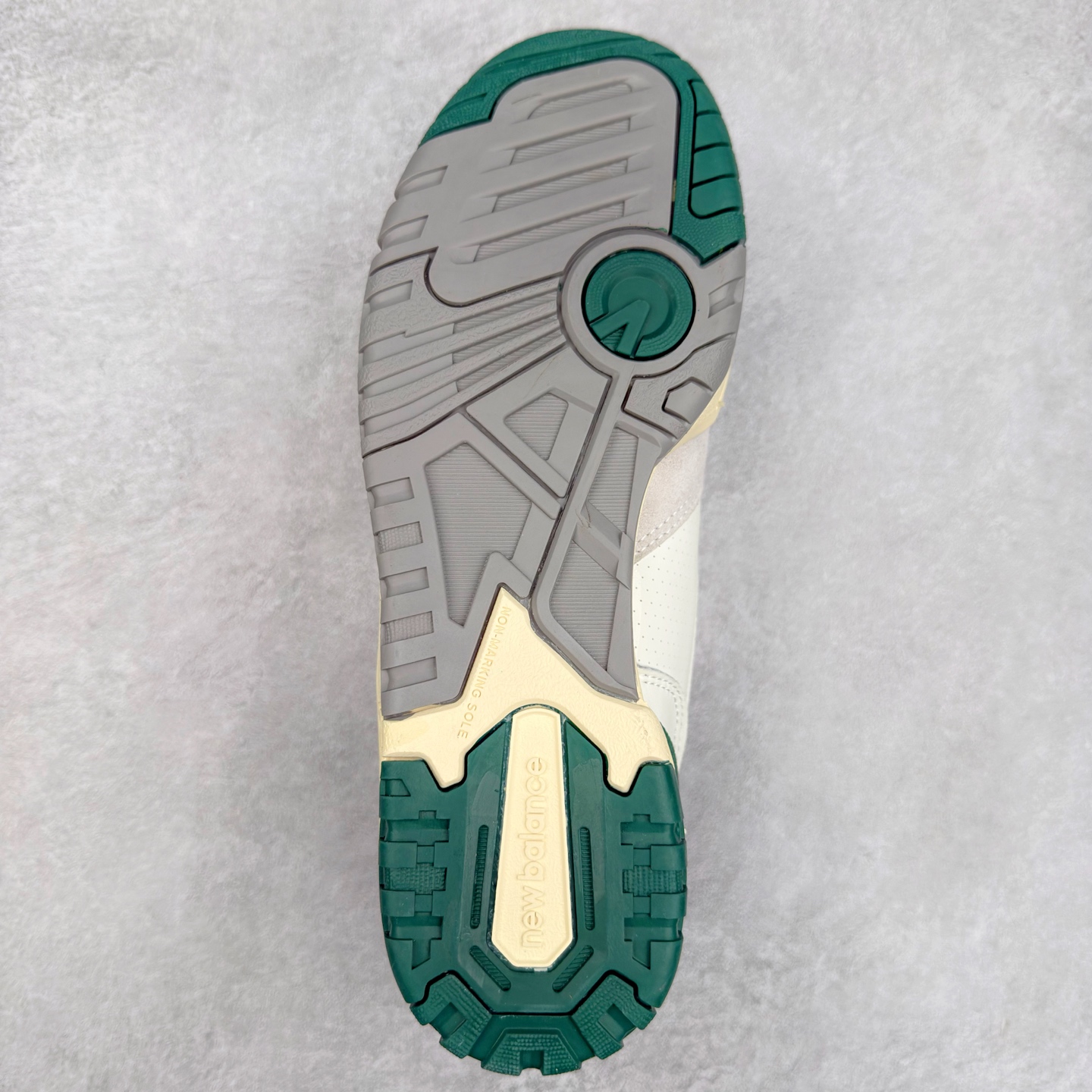 图片[9]-NB新百伦New Balance BB550系列经典复古低帮休闲运动篮球板鞋550 其实发迹于1989 年 是品牌历史中一款十分小众的篮球鞋履 低筒的鞋身搭配上皮革的设定让其鞋型在现今看来相当复古 同时搭配上Aimé Leon Dore刻画的四款配色 都让这款低调鞋款冲上炒价热搜 也因此让更多鞋迷知悉这款NB 鞋履 相比NB 550 来说 Louis Vuitton 所发表的LV Trainer 运动鞋就是知名度较高的一款球鞋了 由品牌男装创意总监Virgil Abloh 利用复古篮球鞋作为灵感刻画而成 搭配上LV 高质感皮革的陪衬成为当今精品时尚球鞋的代表作品 仔细一看New Balance 550 与Louis Vuitton LV Trainer 都以「篮球鞋」为蓝图 复古鞋貌的特色氛围也极其相似 尺码：36 37 37.5 38 38.5 39 40 40.5 41.5 42 42.5 43 44 45-选品中心