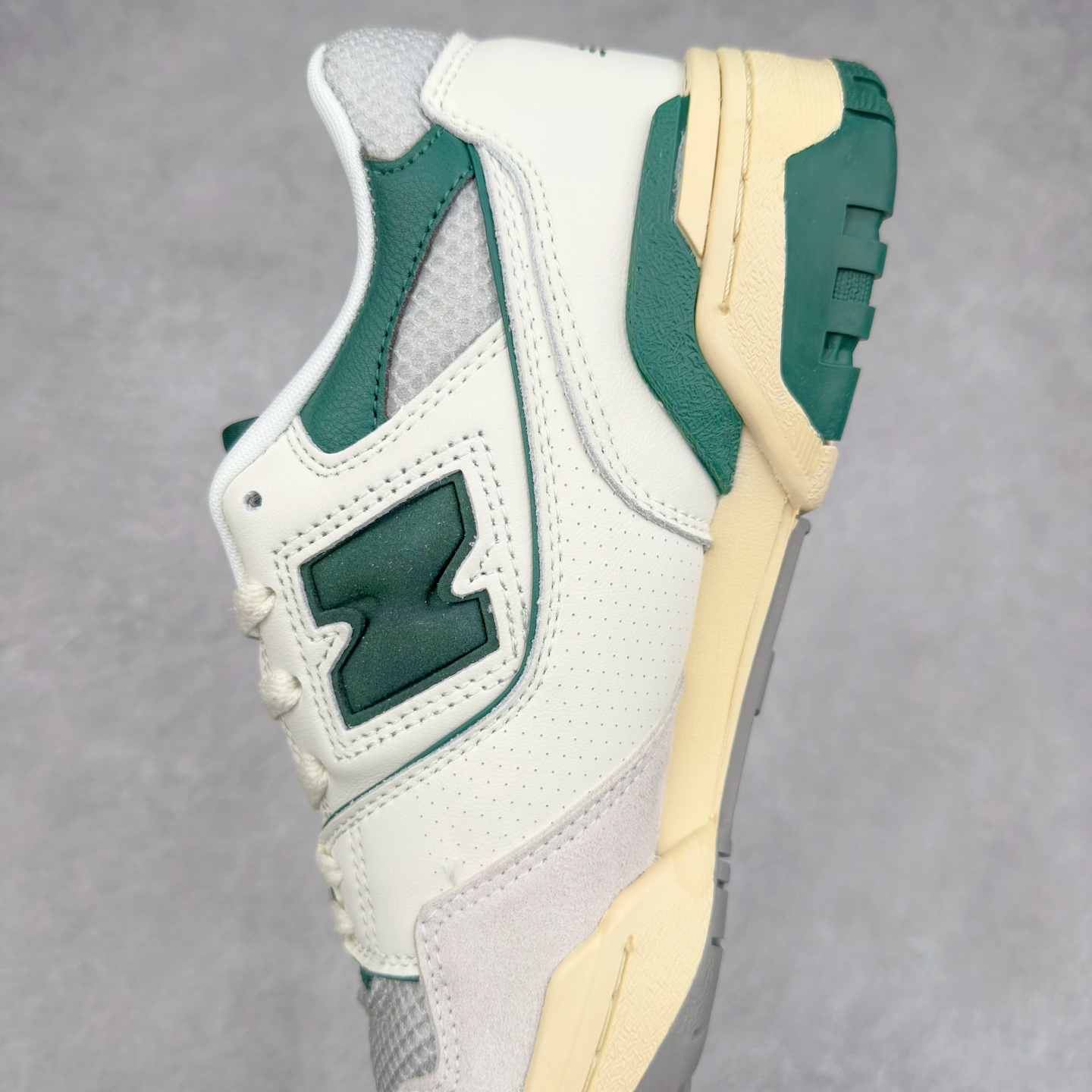 图片[7]-NB新百伦New Balance BB550系列经典复古低帮休闲运动篮球板鞋550 其实发迹于1989 年 是品牌历史中一款十分小众的篮球鞋履 低筒的鞋身搭配上皮革的设定让其鞋型在现今看来相当复古 同时搭配上Aimé Leon Dore刻画的四款配色 都让这款低调鞋款冲上炒价热搜 也因此让更多鞋迷知悉这款NB 鞋履 相比NB 550 来说 Louis Vuitton 所发表的LV Trainer 运动鞋就是知名度较高的一款球鞋了 由品牌男装创意总监Virgil Abloh 利用复古篮球鞋作为灵感刻画而成 搭配上LV 高质感皮革的陪衬成为当今精品时尚球鞋的代表作品 仔细一看New Balance 550 与Louis Vuitton LV Trainer 都以「篮球鞋」为蓝图 复古鞋貌的特色氛围也极其相似 尺码：36 37 37.5 38 38.5 39 40 40.5 41.5 42 42.5 43 44 45-选品中心