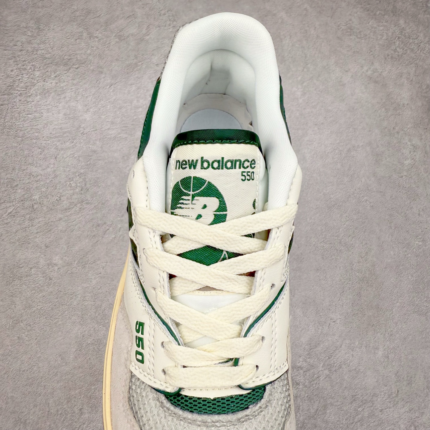 图片[5]-NB新百伦New Balance BB550系列经典复古低帮休闲运动篮球板鞋550 其实发迹于1989 年 是品牌历史中一款十分小众的篮球鞋履 低筒的鞋身搭配上皮革的设定让其鞋型在现今看来相当复古 同时搭配上Aimé Leon Dore刻画的四款配色 都让这款低调鞋款冲上炒价热搜 也因此让更多鞋迷知悉这款NB 鞋履 相比NB 550 来说 Louis Vuitton 所发表的LV Trainer 运动鞋就是知名度较高的一款球鞋了 由品牌男装创意总监Virgil Abloh 利用复古篮球鞋作为灵感刻画而成 搭配上LV 高质感皮革的陪衬成为当今精品时尚球鞋的代表作品 仔细一看New Balance 550 与Louis Vuitton LV Trainer 都以「篮球鞋」为蓝图 复古鞋貌的特色氛围也极其相似 尺码：36 37 37.5 38 38.5 39 40 40.5 41.5 42 42.5 43 44 45-选品中心