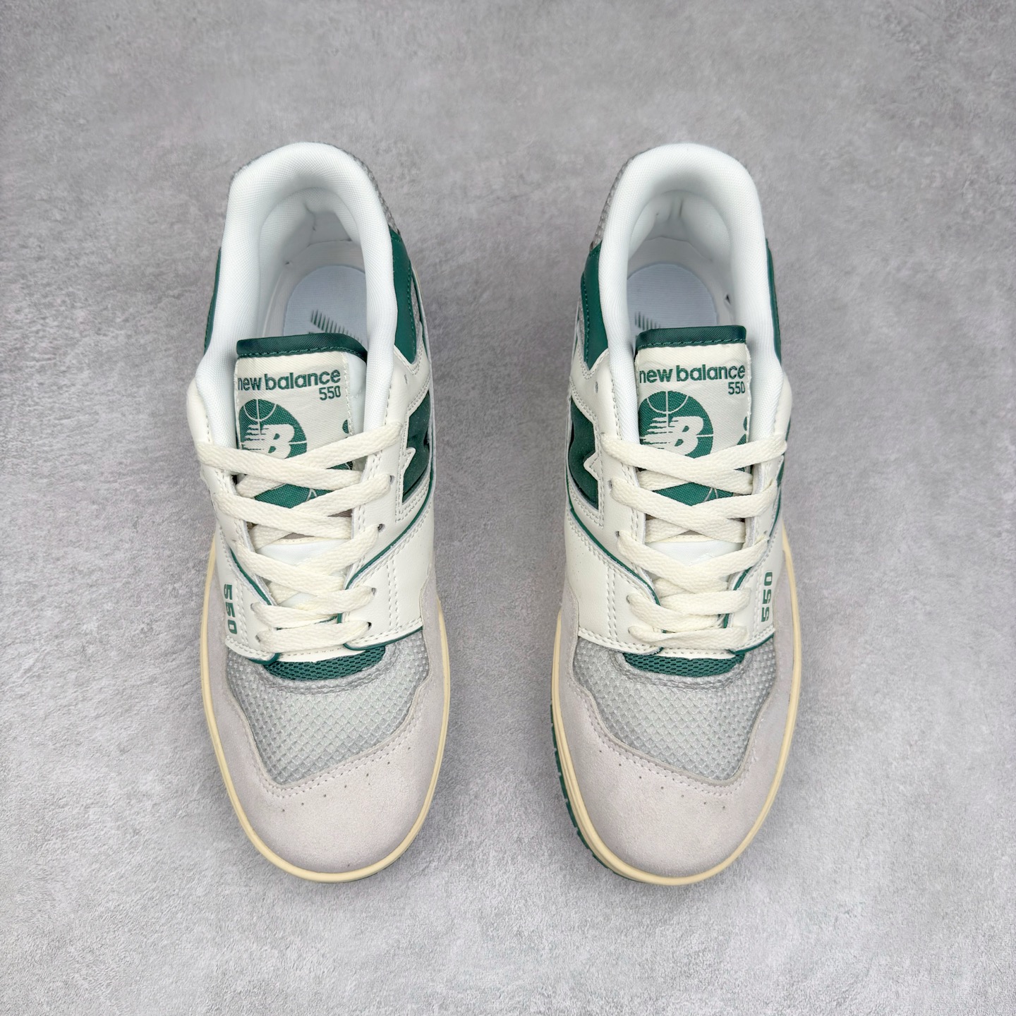 图片[2]-NB新百伦New Balance BB550系列经典复古低帮休闲运动篮球板鞋550 其实发迹于1989 年 是品牌历史中一款十分小众的篮球鞋履 低筒的鞋身搭配上皮革的设定让其鞋型在现今看来相当复古 同时搭配上Aimé Leon Dore刻画的四款配色 都让这款低调鞋款冲上炒价热搜 也因此让更多鞋迷知悉这款NB 鞋履 相比NB 550 来说 Louis Vuitton 所发表的LV Trainer 运动鞋就是知名度较高的一款球鞋了 由品牌男装创意总监Virgil Abloh 利用复古篮球鞋作为灵感刻画而成 搭配上LV 高质感皮革的陪衬成为当今精品时尚球鞋的代表作品 仔细一看New Balance 550 与Louis Vuitton LV Trainer 都以「篮球鞋」为蓝图 复古鞋貌的特色氛围也极其相似 尺码：36 37 37.5 38 38.5 39 40 40.5 41.5 42 42.5 43 44 45-选品中心