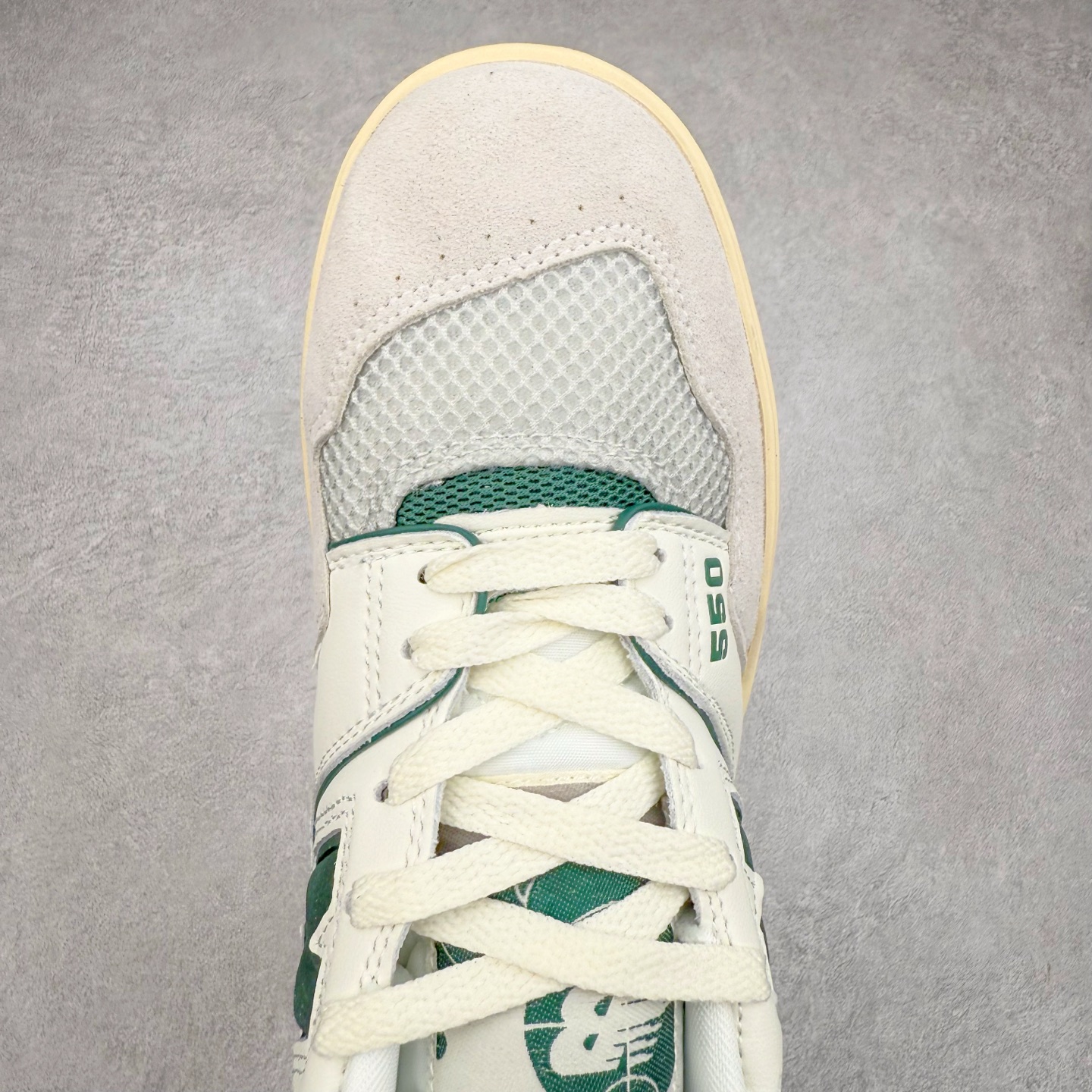 图片[4]-NB新百伦New Balance BB550系列经典复古低帮休闲运动篮球板鞋550 其实发迹于1989 年 是品牌历史中一款十分小众的篮球鞋履 低筒的鞋身搭配上皮革的设定让其鞋型在现今看来相当复古 同时搭配上Aimé Leon Dore刻画的四款配色 都让这款低调鞋款冲上炒价热搜 也因此让更多鞋迷知悉这款NB 鞋履 相比NB 550 来说 Louis Vuitton 所发表的LV Trainer 运动鞋就是知名度较高的一款球鞋了 由品牌男装创意总监Virgil Abloh 利用复古篮球鞋作为灵感刻画而成 搭配上LV 高质感皮革的陪衬成为当今精品时尚球鞋的代表作品 仔细一看New Balance 550 与Louis Vuitton LV Trainer 都以「篮球鞋」为蓝图 复古鞋貌的特色氛围也极其相似 尺码：36 37 37.5 38 38.5 39 40 40.5 41.5 42 42.5 43 44 45-选品中心