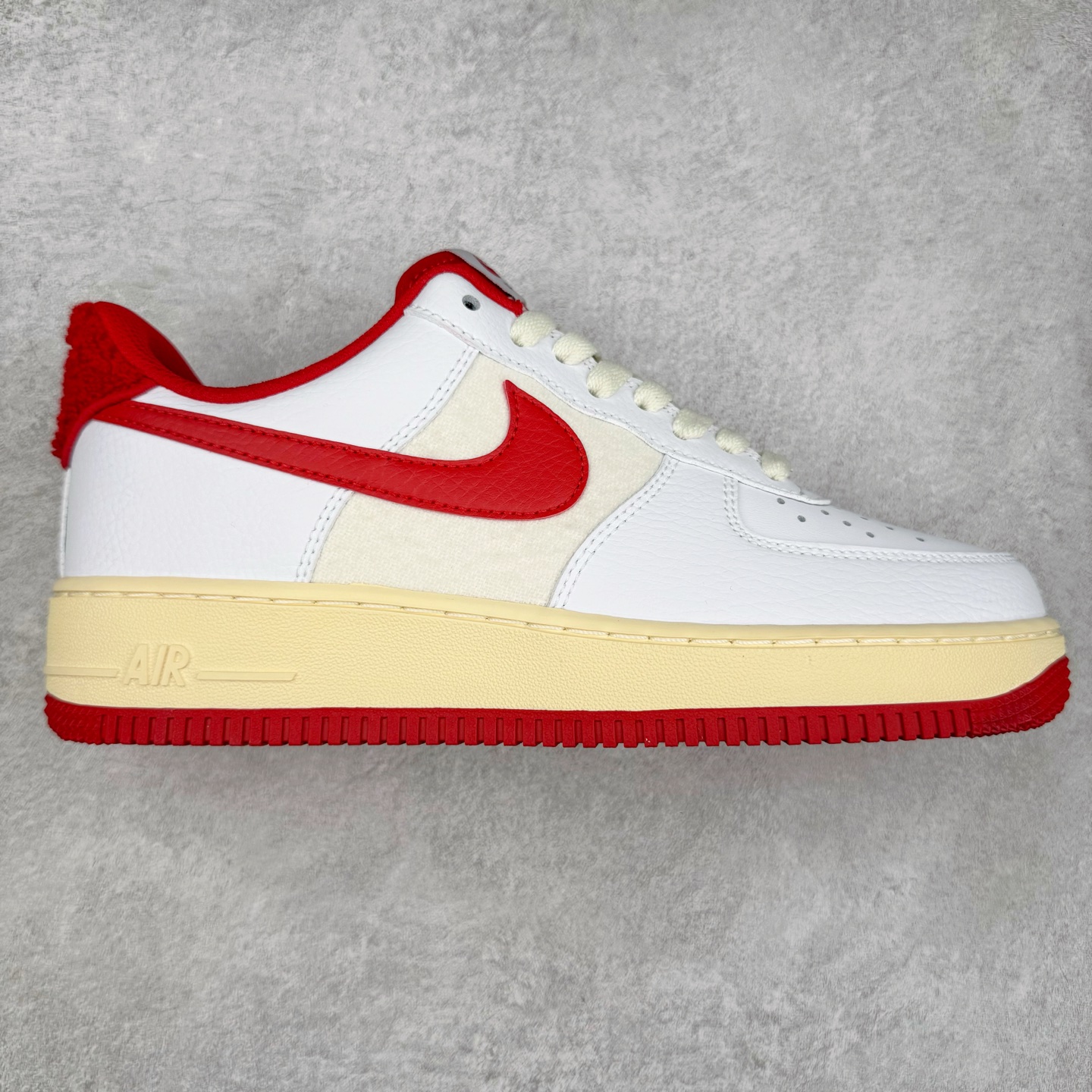 ＃XT纯原 NK Air Force 1´07 Low 空军一号低帮百搭休闲运动板鞋 DO5220-161 顶级批次 2022全新楦头鞋型 鱼鳞大底 历时开发三个月 清洁度完美 二维码鞋标 内置芯片及solo气垫 大底高度及其弧度依照正品 钢印 logo刺绣 鞋口弧度 鞋头长度 鞋面冲孔 鞋垫背胶及钢印 完美鞋型对比正品 每一处都是细节满满 柔软、弹性十足的缓震性能和出色的中底设计 横跨复古与现代的外型结合 造就出风靡全球 三十多年的Force 1 直到今天还深受青睐 实拍调校N版已经零色差零失真 百分百还原实物色彩所见即所得 不存在货不对板色差等低级问题 选购参考实物拍摄 不混卖不参货 只用心做好货严格选品 承诺混一赔十 尺码：36 36.5 37.5 38 38.5 39 40 40.5 41 42 42.5 43 44 44.5 45-选品中心