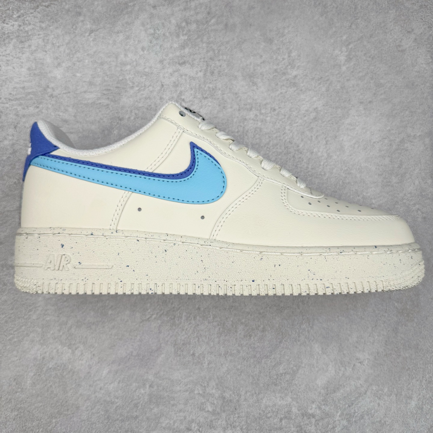 ＃XT纯原 NK Air Force 1´07 Low 空军一号低帮百搭休闲运动板鞋 DQ0359-100 顶级批次 2022全新楦头鞋型 鱼鳞大底 历时开发三个月 清洁度完美 二维码鞋标 内置芯片及solo气垫 大底高度及其弧度依照正品 钢印 logo刺绣 鞋口弧度 鞋头长度 鞋面冲孔 鞋垫背胶及钢印 完美鞋型对比正品 每一处都是细节满满 柔软、弹性十足的缓震性能和出色的中底设计 横跨复古与现代的外型结合 造就出风靡全球 三十多年的Force 1 直到今天还深受青睐 实拍调校N版已经零色差零失真 百分百还原实物色彩所见即所得 不存在货不对板色差等低级问题 选购参考实物拍摄 不混卖不参货 只用心做好货严格选品 承诺混一赔十 尺码：36 36.5 37.5 38 38.5 39 40 40.5 41 42 42.5 43 44 44.5 45-选品中心