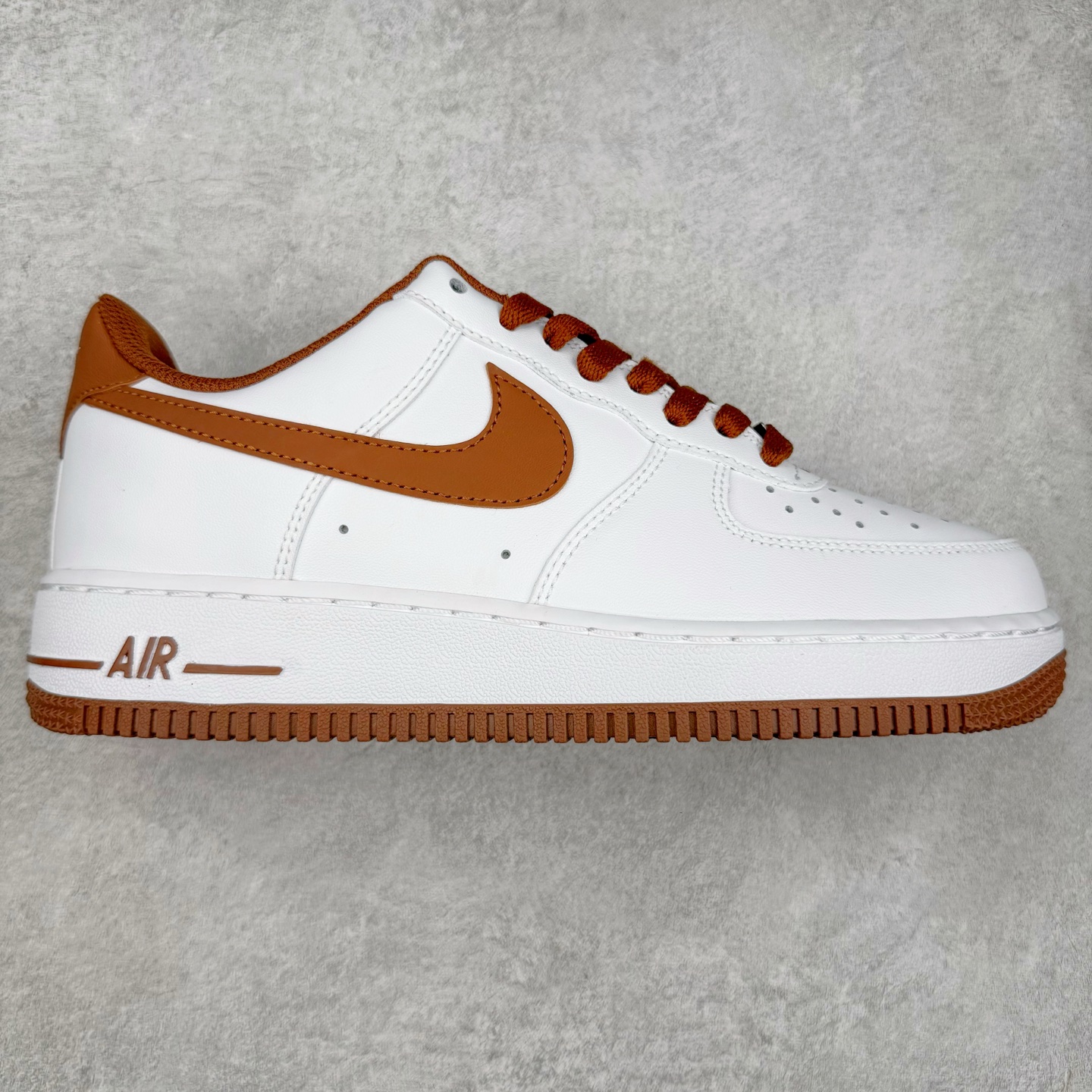 ＃XT纯原 NK Air Force 1´07 Low 空军一号低帮百搭休闲运动板鞋 DH7561-100 顶级批次 2022全新楦头鞋型 鱼鳞大底 历时开发三个月 清洁度完美 二维码鞋标 内置芯片及solo气垫 大底高度及其弧度依照正品 钢印 logo刺绣 鞋口弧度 鞋头长度 鞋面冲孔 鞋垫背胶及钢印 完美鞋型对比正品 每一处都是细节满满 柔软、弹性十足的缓震性能和出色的中底设计 横跨复古与现代的外型结合 造就出风靡全球 三十多年的Force 1 直到今天还深受青睐 实拍调校N版已经零色差零失真 百分百还原实物色彩所见即所得 不存在货不对板色差等低级问题 选购参考实物拍摄 不混卖不参货 只用心做好货严格选品 承诺混一赔十 尺码：36 36.5 37.5 38 38.5 39 40 40.5 41 42 42.5 43 44 44.5 45-选品中心