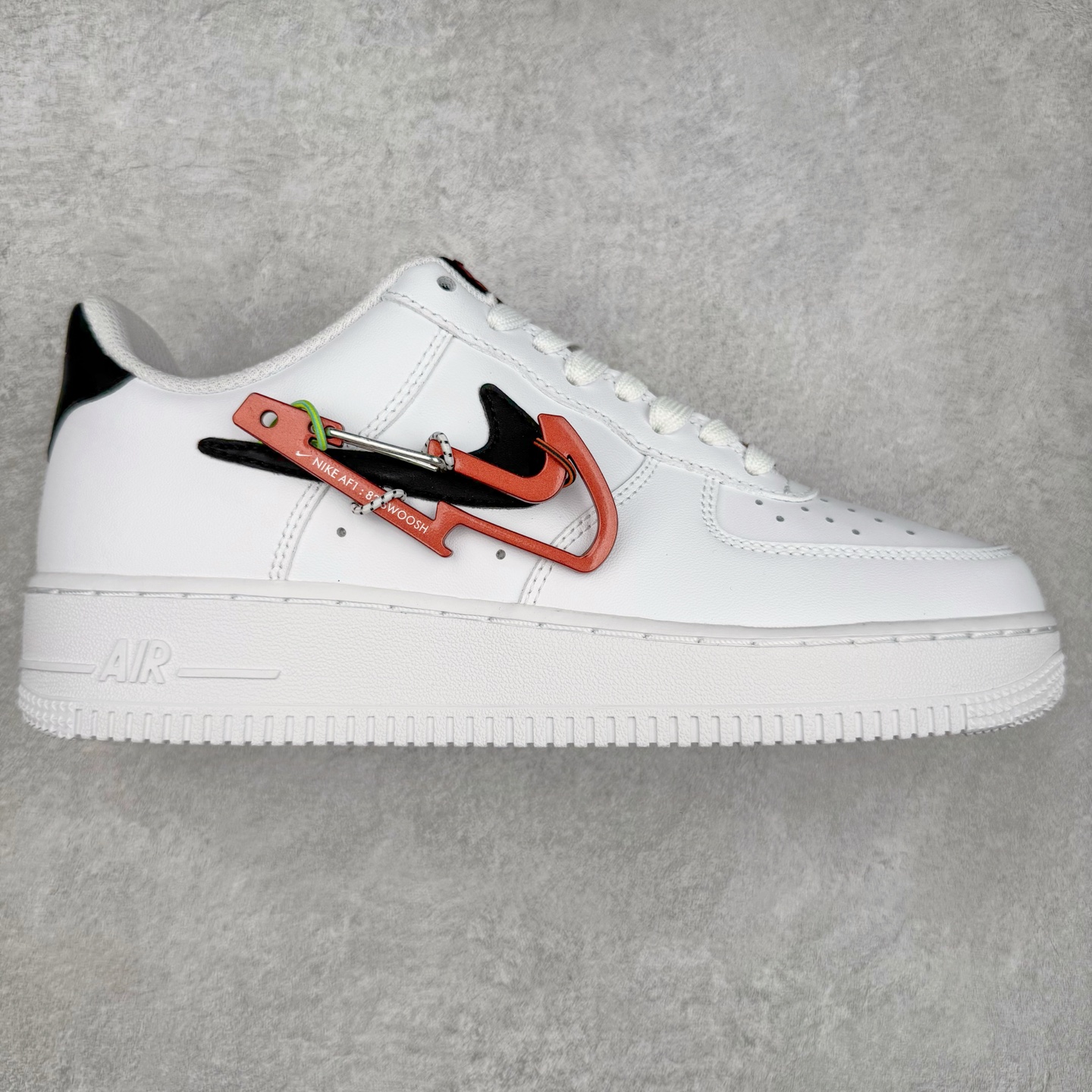 ＃XT纯原 NK Air Force 1´07 Low 空军一号低帮百搭休闲运动板鞋 DH7579-100 顶级批次 2022全新楦头鞋型 鱼鳞大底 历时开发三个月 清洁度完美 二维码鞋标 内置芯片及solo气垫 大底高度及其弧度依照正品 钢印 logo刺绣 鞋口弧度 鞋头长度 鞋面冲孔 鞋垫背胶及钢印 完美鞋型对比正品 每一处都是细节满满 柔软、弹性十足的缓震性能和出色的中底设计 横跨复古与现代的外型结合 造就出风靡全球 三十多年的Force 1 直到今天还深受青睐 实拍调校N版已经零色差零失真 百分百还原实物色彩所见即所得 不存在货不对板色差等低级问题 选购参考实物拍摄 不混卖不参货 只用心做好货严格选品 承诺混一赔十 尺码：36 36.5 37.5 38 38.5 39 40 40.5 41 42 42.5 43 44 44.5 45-选品中心