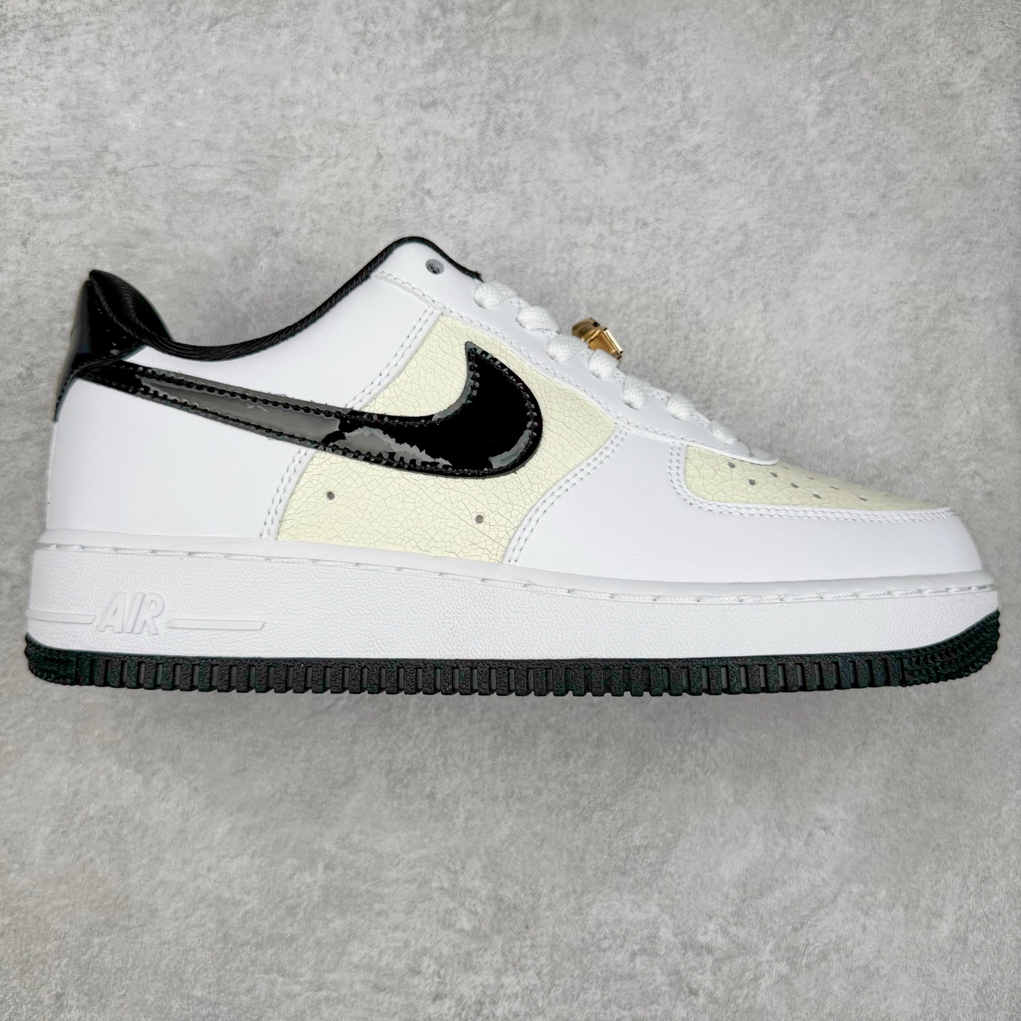 ＃XT纯原 NK Air Force 1´07 Low 空军一号低帮百搭休闲运动板鞋 DQ0300-100 顶级批次 2022全新楦头鞋型 鱼鳞大底 历时开发三个月 清洁度完美 二维码鞋标 内置芯片及solo气垫 大底高度及其弧度依照正品 钢印 logo刺绣 鞋口弧度 鞋头长度 鞋面冲孔 鞋垫背胶及钢印 完美鞋型对比正品 每一处都是细节满满 柔软、弹性十足的缓震性能和出色的中底设计 横跨复古与现代的外型结合 造就出风靡全球 三十多年的Force 1 直到今天还深受青睐 实拍调校N版已经零色差零失真 百分百还原实物色彩所见即所得 不存在货不对板色差等低级问题 选购参考实物拍摄 不混卖不参货 只用心做好货严格选品 承诺混一赔十 尺码：36 36.5 37.5 38 38.5 39 40 40.5 41 42 42.5 43 44 44.5 45-选品中心