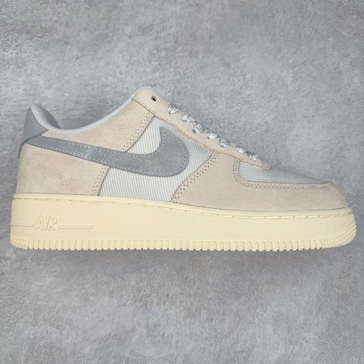 ＃XT纯原 NK Air Force 1´07 Low 空军一号低帮百搭休闲运动板鞋 DO9801-100 顶级批次 2022全新楦头鞋型 鱼鳞大底 历时开发三个月 清洁度完美 二维码鞋标 内置芯片及solo气垫 大底高度及其弧度依照正品 钢印 logo刺绣 鞋口弧度 鞋头长度 鞋面冲孔 鞋垫背胶及钢印 完美鞋型对比正品 每一处都是细节满满 柔软、弹性十足的缓震性能和出色的中底设计 横跨复古与现代的外型结合 造就出风靡全球 三十多年的Force 1 直到今天还深受青睐 实拍调校N版已经零色差零失真 百分百还原实物色彩所见即所得 不存在货不对板色差等低级问题 选购参考实物拍摄 不混卖不参货 只用心做好货严格选品 承诺混一赔十 尺码：36 36.5 37.5 38 38.5 39 40 40.5 41 42 42.5 43 44 44.5 45-选品中心