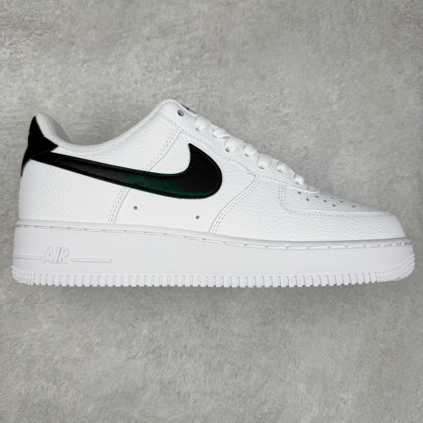 ＃XT纯原 NK Air Force 1´07 Low 空军一号低帮百搭休闲运动板鞋 CT2302-100 顶级批次 2022全新楦头鞋型 鱼鳞大底 历时开发三个月 清洁度完美 二维码鞋标 内置芯片及solo气垫 大底高度及其弧度依照正品 钢印 logo刺绣 鞋口弧度 鞋头长度 鞋面冲孔 鞋垫背胶及钢印 完美鞋型对比正品 每一处都是细节满满 柔软、弹性十足的缓震性能和出色的中底设计 横跨复古与现代的外型结合 造就出风靡全球 三十多年的Force 1 直到今天还深受青睐 实拍调校N版已经零色差零失真 百分百还原实物色彩所见即所得 不存在货不对板色差等低级问题 选购参考实物拍摄 不混卖不参货 只用心做好货严格选品 承诺混一赔十 尺码：36 36.5 37.5 38 38.5 39 40 40.5 41 42 42.5 43 44 44.5 45-选品中心