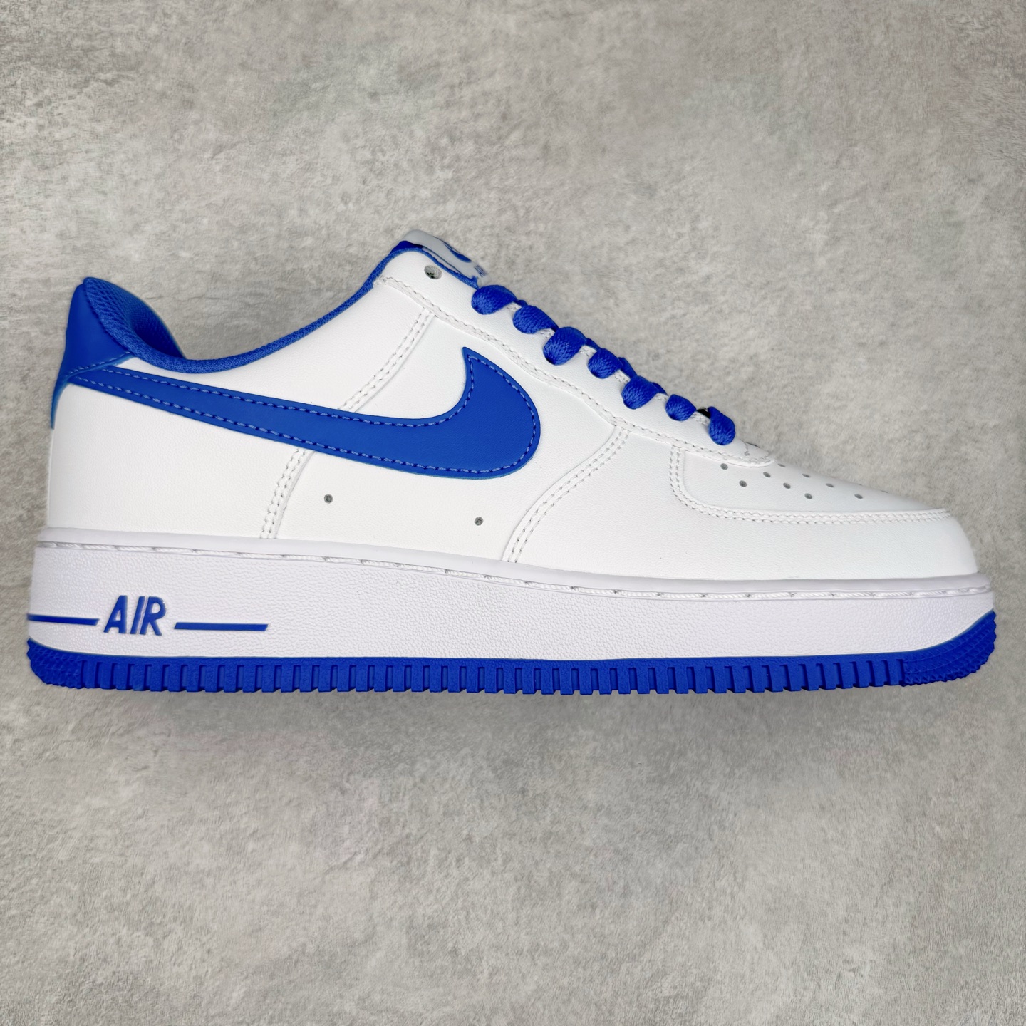 ＃XT纯原 NK Air Force 1´07 Low 空军一号低帮百搭休闲运动板鞋 DH7561-104 顶级批次 2022全新楦头鞋型 鱼鳞大底 历时开发三个月 清洁度完美 二维码鞋标 内置芯片及solo气垫 大底高度及其弧度依照正品 钢印 logo刺绣 鞋口弧度 鞋头长度 鞋面冲孔 鞋垫背胶及钢印 完美鞋型对比正品 每一处都是细节满满 柔软、弹性十足的缓震性能和出色的中底设计 横跨复古与现代的外型结合 造就出风靡全球 三十多年的Force 1 直到今天还深受青睐 实拍调校N版已经零色差零失真 百分百还原实物色彩所见即所得 不存在货不对板色差等低级问题 选购参考实物拍摄 不混卖不参货 只用心做好货严格选品 承诺混一赔十 尺码：36 36.5 37.5 38 38.5 39 40 40.5 41 42 42.5 43 44 44.5 45-选品中心