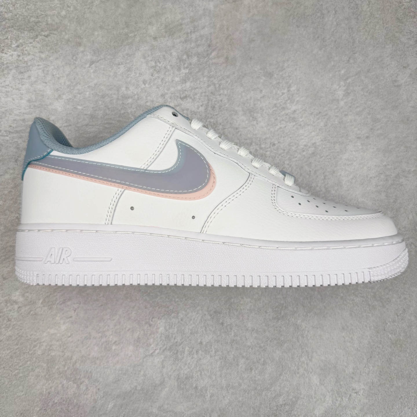 ＃XT纯原 NK Air Force 1´07 Low 空军一号低帮百搭休闲运动板鞋 CW1574-100 顶级批次 2022全新楦头鞋型 鱼鳞大底 历时开发三个月 清洁度完美 二维码鞋标 内置芯片及solo气垫 大底高度及其弧度依照正品 钢印 logo刺绣 鞋口弧度 鞋头长度 鞋面冲孔 鞋垫背胶及钢印 完美鞋型对比正品 每一处都是细节满满 柔软、弹性十足的缓震性能和出色的中底设计 横跨复古与现代的外型结合 造就出风靡全球 三十多年的Force 1 直到今天还深受青睐 实拍调校N版已经零色差零失真 百分百还原实物色彩所见即所得 不存在货不对板色差等低级问题 选购参考实物拍摄 不混卖不参货 只用心做好货严格选品 承诺混一赔十 尺码：36 36.5 37.5 38 38.5 39 40 40.5 41 42 42.5 43 44 44.5 45-选品中心