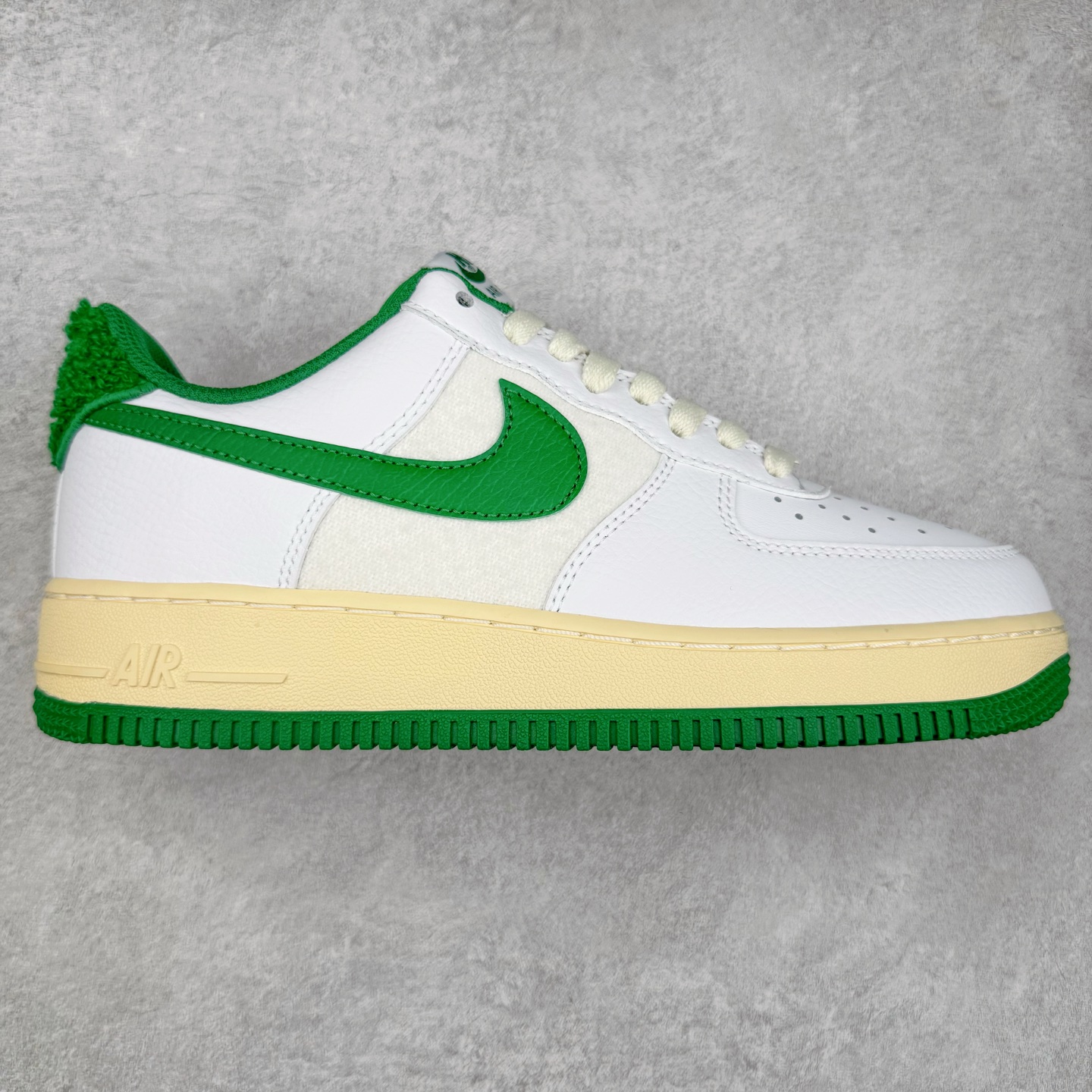 ＃XT纯原 NK Air Force 1´07 Low 空军一号低帮百搭休闲运动板鞋 DO5220-131 顶级批次 2022全新楦头鞋型 鱼鳞大底 历时开发三个月 清洁度完美 二维码鞋标 内置芯片及solo气垫 大底高度及其弧度依照正品 钢印 logo刺绣 鞋口弧度 鞋头长度 鞋面冲孔 鞋垫背胶及钢印 完美鞋型对比正品 每一处都是细节满满 柔软、弹性十足的缓震性能和出色的中底设计 横跨复古与现代的外型结合 造就出风靡全球 三十多年的Force 1 直到今天还深受青睐 实拍调校N版已经零色差零失真 百分百还原实物色彩所见即所得 不存在货不对板色差等低级问题 选购参考实物拍摄 不混卖不参货 只用心做好货严格选品 承诺混一赔十 尺码：36 36.5 37.5 38 38.5 39 40 40.5 41 42 42.5 43 44 44.5 45-选品中心