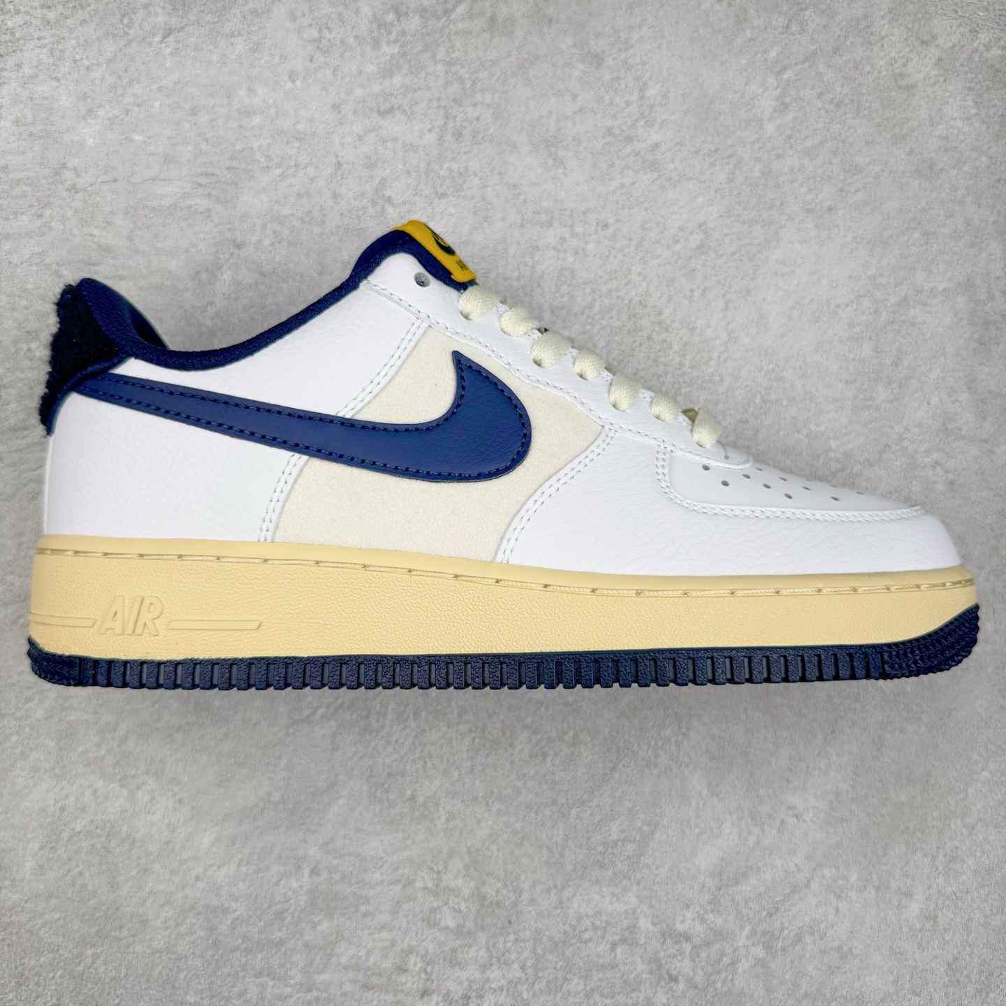 ＃XT纯原 NK Air Force 1´07 Low 空军一号低帮百搭休闲运动板鞋 DO5220-141 顶级批次 2022全新楦头鞋型 鱼鳞大底 历时开发三个月 清洁度完美 二维码鞋标 内置芯片及solo气垫 大底高度及其弧度依照正品 钢印 logo刺绣 鞋口弧度 鞋头长度 鞋面冲孔 鞋垫背胶及钢印 完美鞋型对比正品 每一处都是细节满满 柔软、弹性十足的缓震性能和出色的中底设计 横跨复古与现代的外型结合 造就出风靡全球 三十多年的Force 1 直到今天还深受青睐 实拍调校N版已经零色差零失真 百分百还原实物色彩所见即所得 不存在货不对板色差等低级问题 选购参考实物拍摄 不混卖不参货 只用心做好货严格选品 承诺混一赔十 尺码：36 36.5 37.5 38 38.5 39 40 40.5 41 42 42.5 43 44 44.5 45-选品中心