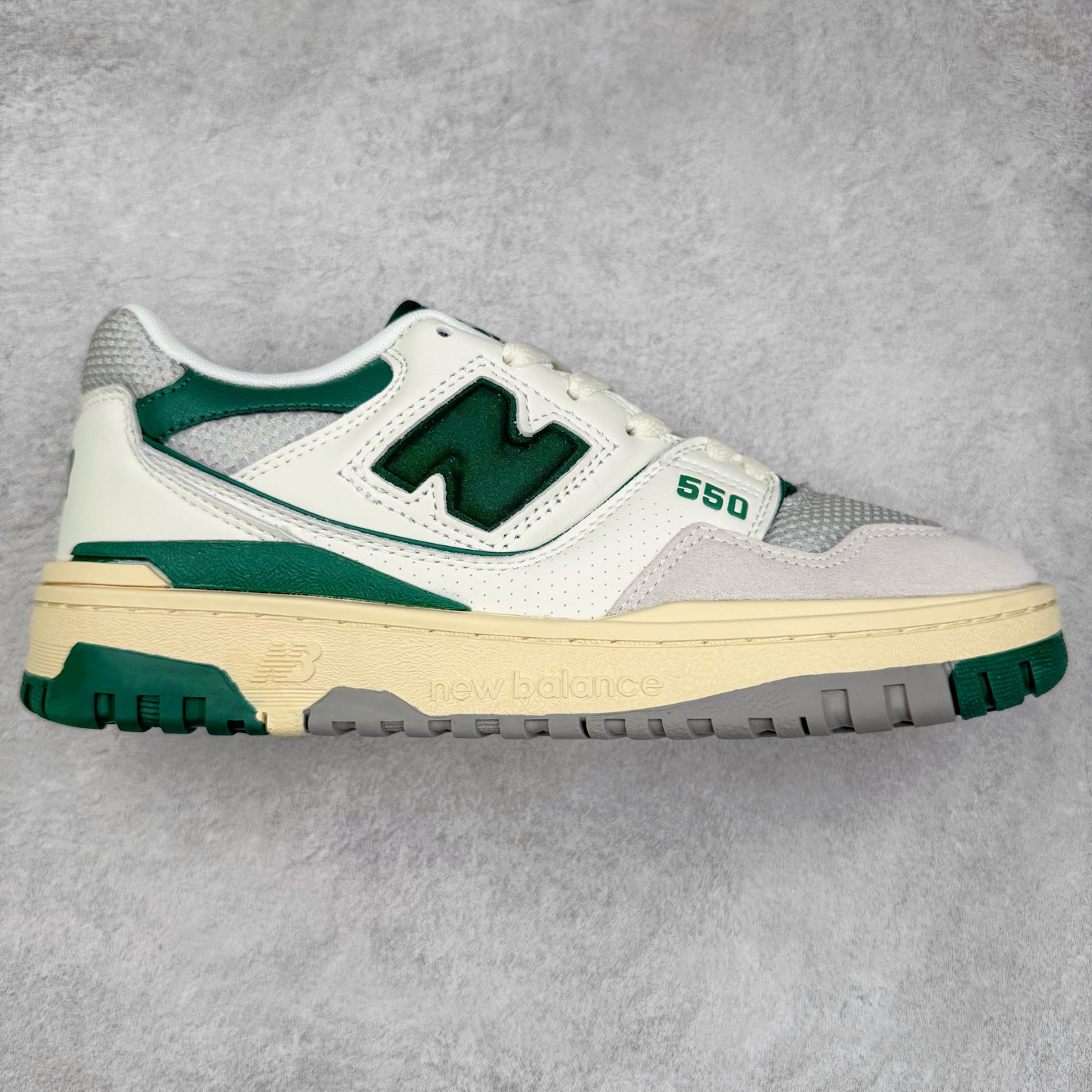 NB新百伦New Balance BB550系列经典复古低帮休闲运动篮球板鞋550 其实发迹于1989 年 是品牌历史中一款十分小众的篮球鞋履 低筒的鞋身搭配上皮革的设定让其鞋型在现今看来相当复古 同时搭配上Aimé Leon Dore刻画的四款配色 都让这款低调鞋款冲上炒价热搜 也因此让更多鞋迷知悉这款NB 鞋履 相比NB 550 来说 Louis Vuitton 所发表的LV Trainer 运动鞋就是知名度较高的一款球鞋了 由品牌男装创意总监Virgil Abloh 利用复古篮球鞋作为灵感刻画而成 搭配上LV 高质感皮革的陪衬成为当今精品时尚球鞋的代表作品 仔细一看New Balance 550 与Louis Vuitton LV Trainer 都以「篮球鞋」为蓝图 复古鞋貌的特色氛围也极其相似 尺码：36 37 37.5 38 38.5 39 40 40.5 41.5 42 42.5 43 44 45-选品中心