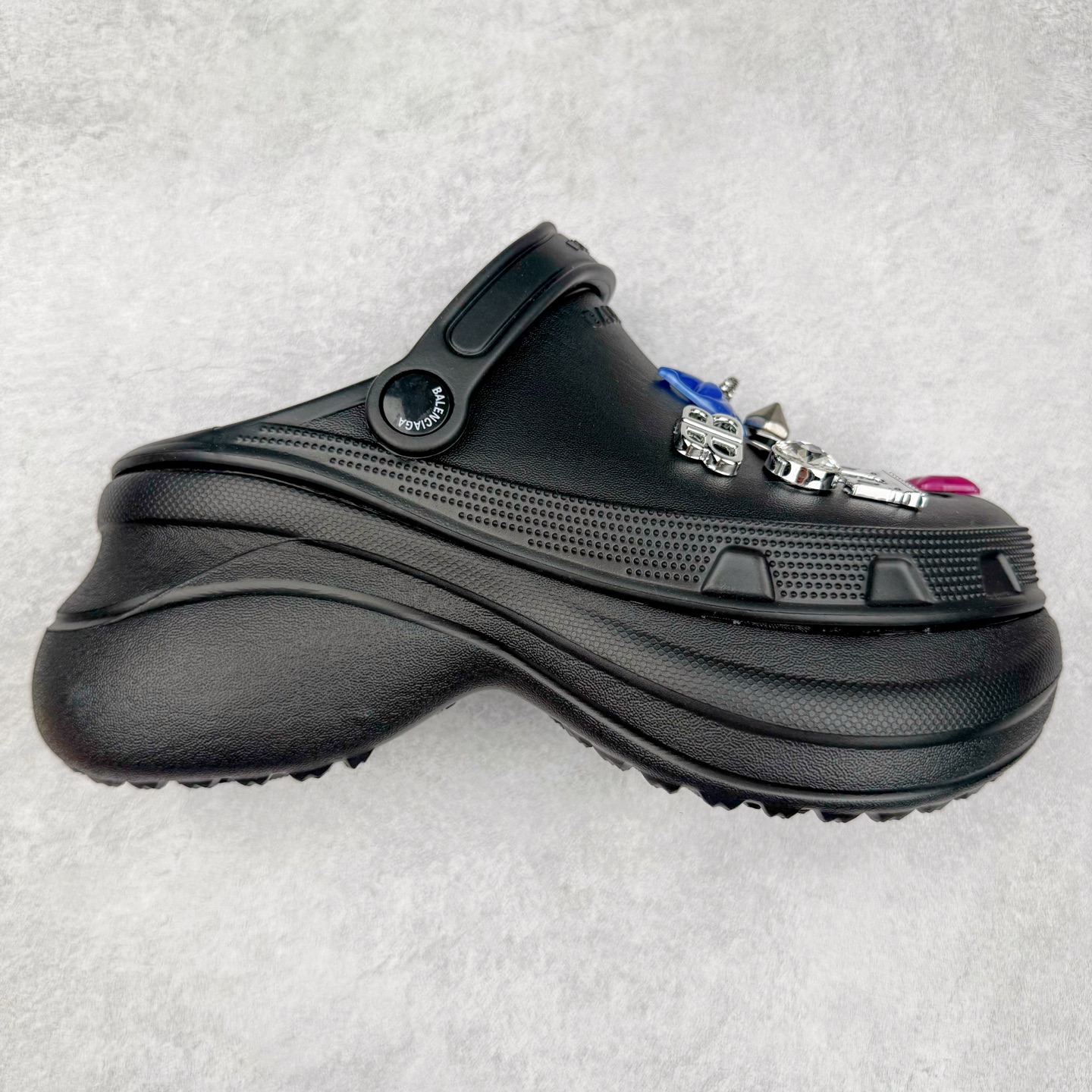 ＃纯原 Crocs x Balenciaga 巴黎世家联名卡骆驰厚底圆头洞洞鞋 超轻Croslite专利材料打造 鞋面更加耐用易清洗 该鞋款轻盈舒适 2002年 经典克骆格诞生 秉承外形简单 穿着舒适的初衷 不断为消费者带来舒适的穿着体验 穿出“趣”味 鞋面洞洞可搭彰显个性的智必星 一鞋两穿 可调节式后跟带增添鞋身的稳固性能 放前面变成愜意舒适的凉拖 放后面行走跑跳更加稳妥 Croslite ™材料 封闭式细胞树脂 能够在体温作用下自动变形以适应脚部形状 涉水性优秀的同时易于清洁 抓地力强 不易打滑 Crocs的核心理念：轻便 灵活 全方位的舒适感 同步官方尺码：M4（36-37） M5（37-38）M6（38-39）M7（39-40）M8（41-42）M9（42-43）M10（43-44）-选品中心