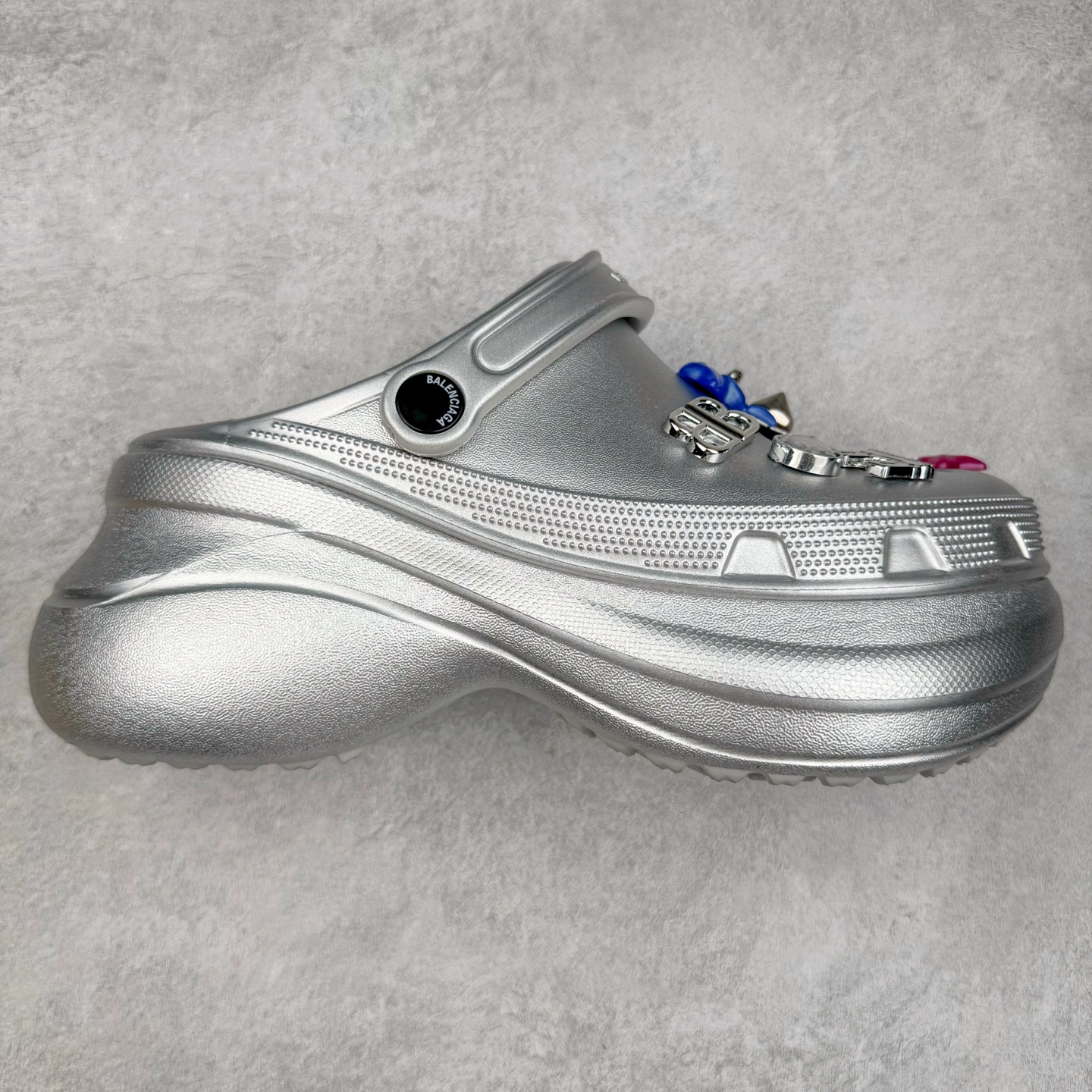 ＃纯原 Crocs x Balenciaga 巴黎世家联名卡骆驰厚底圆头洞洞鞋 超轻Croslite专利材料打造 鞋面更加耐用易清洗 该鞋款轻盈舒适 2002年 经典克骆格诞生 秉承外形简单 穿着舒适的初衷 不断为消费者带来舒适的穿着体验 穿出“趣”味 鞋面洞洞可搭彰显个性的智必星 一鞋两穿 可调节式后跟带增添鞋身的稳固性能 放前面变成愜意舒适的凉拖 放后面行走跑跳更加稳妥 Croslite ™材料 封闭式细胞树脂 能够在体温作用下自动变形以适应脚部形状 涉水性优秀的同时易于清洁 抓地力强 不易打滑 Crocs的核心理念：轻便 灵活 全方位的舒适感 同步官方尺码：M4（36-37） M5（37-38）M6（38-39）M7（39-40）M8（41-42）M9（42-43）M10（43-44）-选品中心