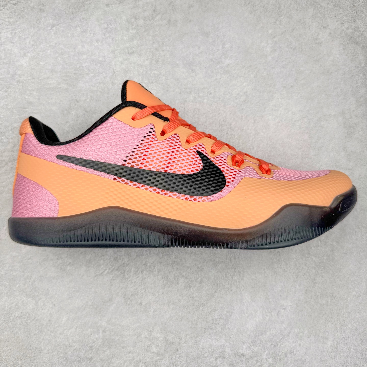 NK Kobe 11 Elite Low 科比11代实战篮球鞋 865773-991 科比退役前的最后一双签名鞋意义重大 Eric Avar这次采用了低帮的鞋身设计 并使用加强版的Flyknit编织面料作为鞋面 更加坚韧牢固 提供更好的保护 中底依日采用了混合缓震的设计 前掌的Lunarlon搭配后掌Zoom Air气垫 确保缓震性能的强劲 尺码：39 40 40.5 41 42 42.5 43 44 44.5 45 46 47.5 48.5-选品中心