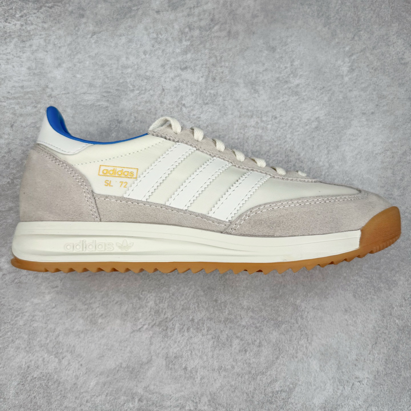 ＃HP纯原 AD Wmns SL72 OG 系列德训足球风百搭低帮休闲运动板鞋 JQ3501 采用高弹EVA+MODEL+RB三层组合底 区别市面RB一体大底 三层组合鞋底重量与原鞋一致 Originals 将有「T 头鞋」造型的诞生于 1972 年的 SL72 鞋款复刻带回 各位买鞋又有新选择了 1972 年 SL72 问世后 引领了后来阿迪达斯的跑鞋发展方向 其中「SL」代表了 Super Light 彰显了产品轻便的特性 1972 年 SL72 问世后 引领了后来阿迪达斯的跑鞋发展方向 其中「SL」代表了 Super Light 彰显了产品轻便的特性 这次 Originals 延续其轻质经典的基因 带来男女两款 SL72 男生款带来 SL72 RS 鞋型 RS 意为 Reshaped（重塑）鞋款在保留了经典的外观基础上 在尼龙材质里增加了填充物 使鞋型更加挺立和饱满 鞋头则更加圆润 鞋底的 EVA 材质则增加了鞋款的高度 女生款则带来 SL72 OG W 鞋型 OG 顾名思义则是致敬经典款式 相较于 RS（Reshaped）鞋款 鞋身更加纤细 其整体鞋身轮廓、线条、细节、材质上尊崇 70 年代 SL72 的设计 还原经典味道 尺码：36 36⅔ 37⅓ 38 38⅔ 39⅓ 40 40⅔ 41⅓ 42 42⅔ 43⅓ 44 44⅔ 45-选品中心