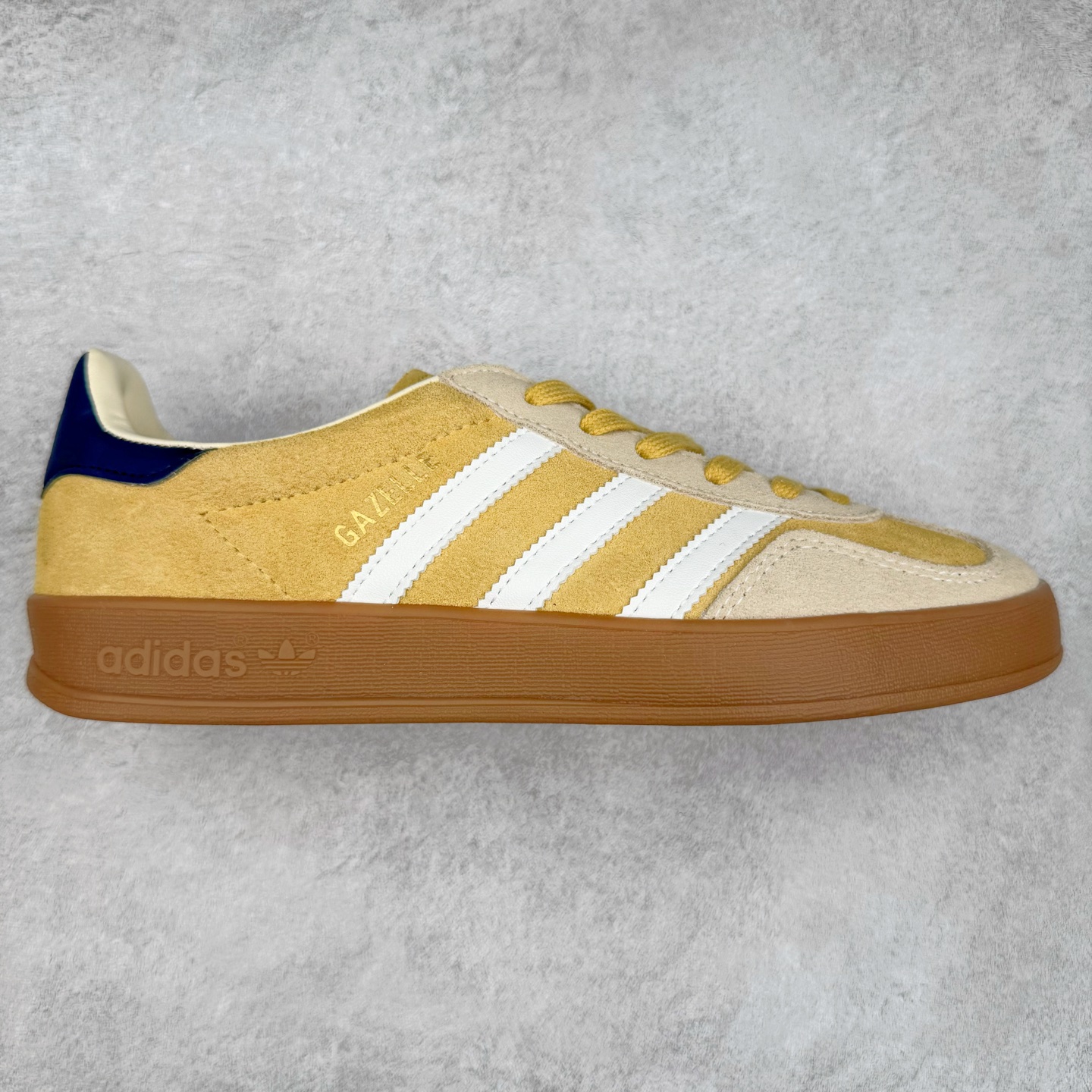 AD Gazelle Indoor Trainers 羚羊内训系列低帮复古百搭休闲运动德训风板鞋 JI3523 90年代经典的复刻版！自60年代以足球训练鞋面世以来,Gazelle就以其经典设计席卷全球。1991年版本的复刻,再造经典Gazelle。采用皮革打造,搭配浊色细节,让这款经典更加简约。尺码：36 36⅔ 37⅓ 38 38⅔ 39⅓ 40 40⅔ 41⅓ 42 42⅔ 43⅓ 44⅓ 44⅔ 45-选品中心