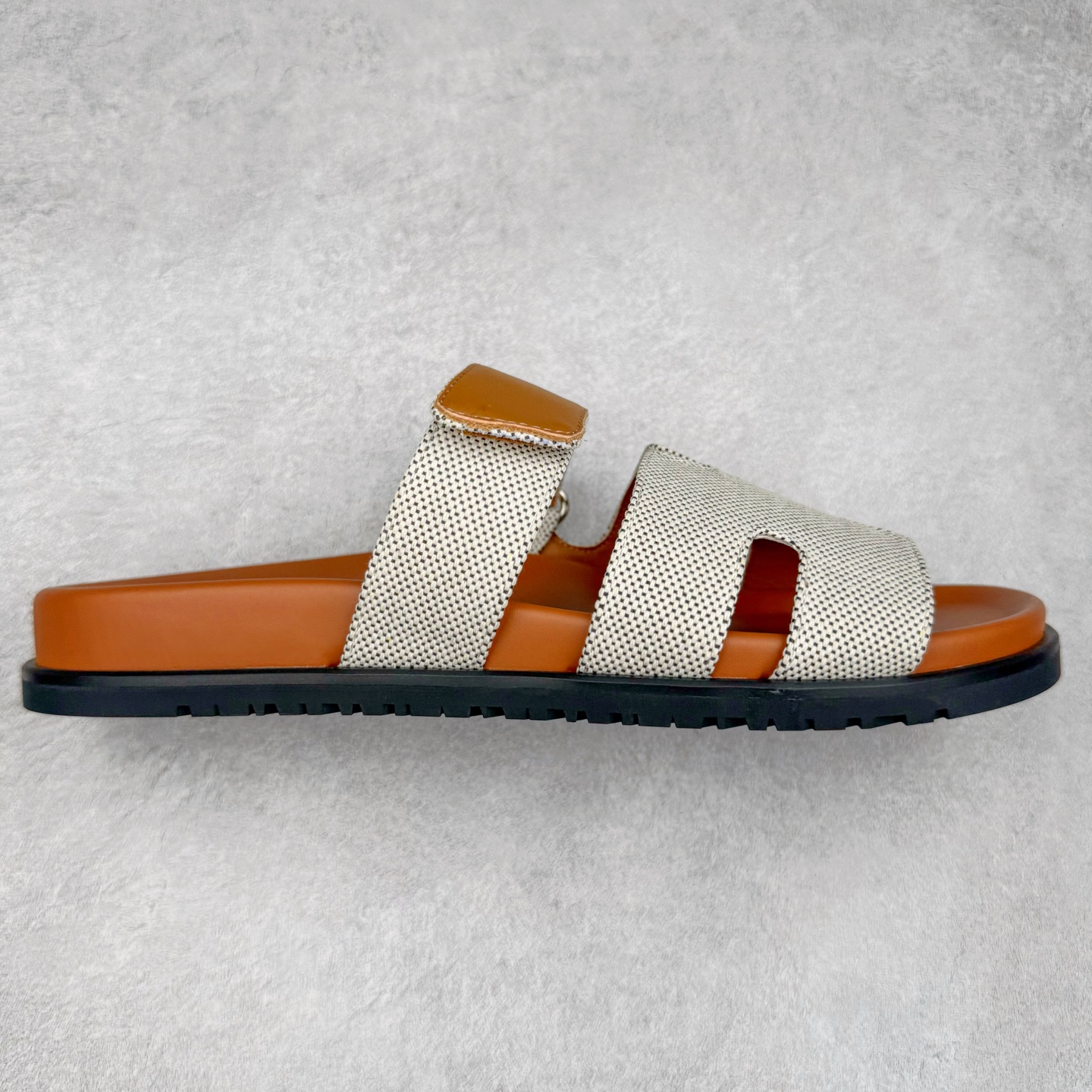 HERMES 爱马仕 Chypre 平底一字拖鞋 经典系列2025 最新经典款拖鞋 经典皮面/呢绒/牛津面 今年绝比小爆款系列 高端零售可主推款。 原版一比一开发 专柜正品以发售 平台开始预售已上架，Zp 7000-10000+ 总计20个配色 首批3个配色已出货 大家放心选购 品质超赞👍 全鞋全真牛皮 私模独立开发原大底 市场独家 压花工艺 几乎接近一致 全套专柜一致包装。尺码：35 36 37 38 39 40 41 42 43 44 45 46-选品中心