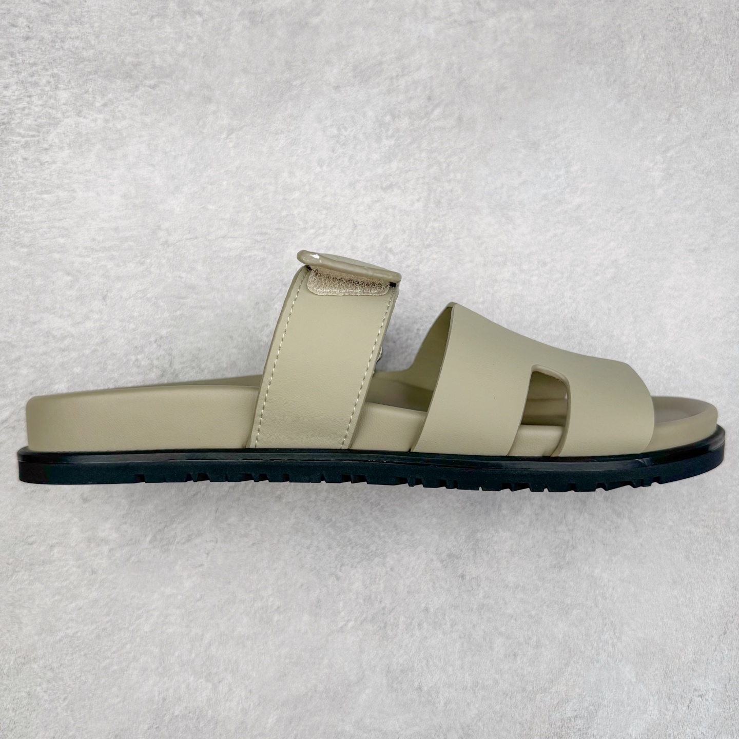 HERMES 爱马仕 Chypre 平底一字拖鞋 经典系列2025 最新经典款拖鞋 经典皮面/呢绒/牛津面 今年绝比小爆款系列 高端零售可主推款。 原版一比一开发 专柜正品以发售 平台开始预售已上架，Zp 7000-10000+ 总计20个配色 首批3个配色已出货 大家放心选购 品质超赞👍 全鞋全真牛皮 私模独立开发原大底 市场独家 压花工艺 几乎接近一致 全套专柜一致包装。尺码：35 36 37 38 39 40 41 42 43 44 45 46-选品中心