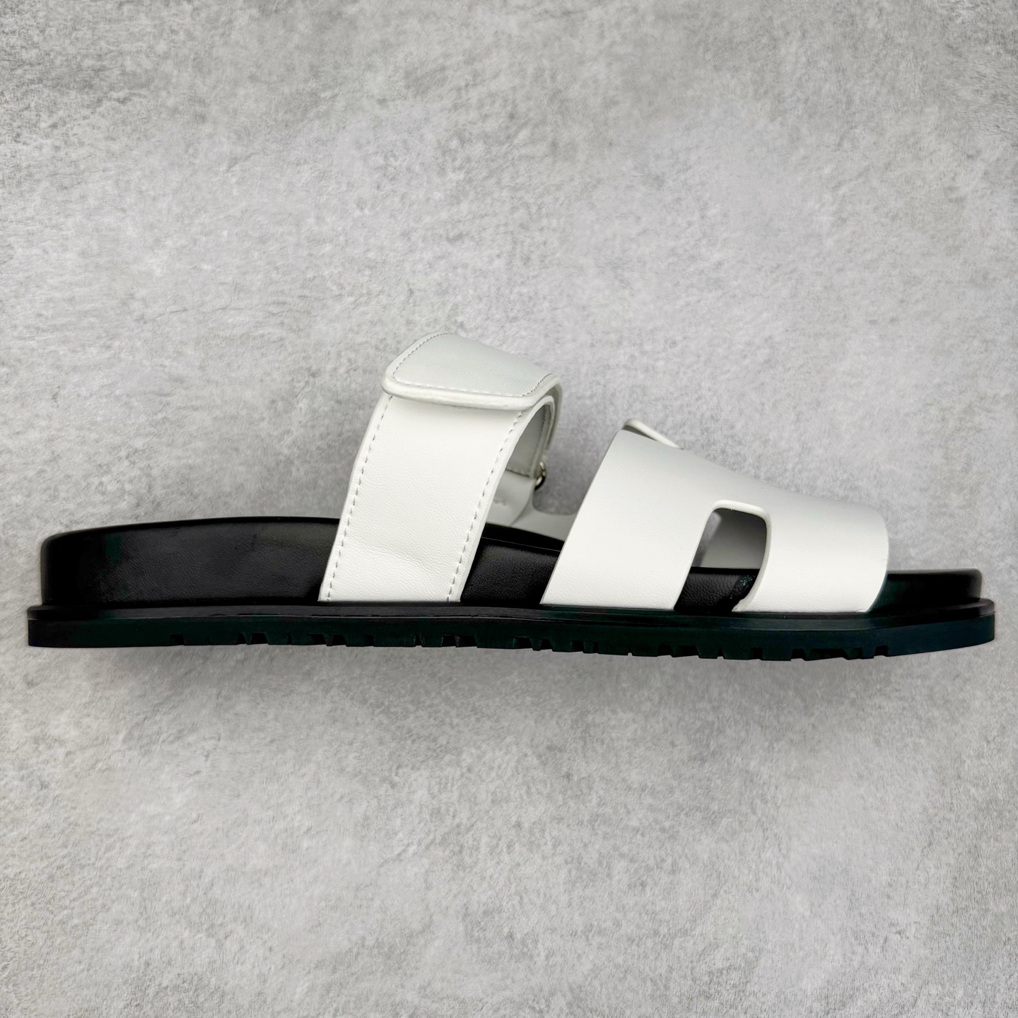 图片[10]-HERMES 爱马仕 Chypre 平底一字拖鞋 经典系列2025 最新经典款拖鞋 经典皮面/呢绒/牛津面 今年绝比小爆款系列 高端零售可主推款。 原版一比一开发 专柜正品以发售 平台开始预售已上架，Zp 7000-10000+ 总计20个配色 首批3个配色已出货 大家放心选购 品质超赞👍 全鞋全真牛皮 私模独立开发原大底 市场独家 压花工艺 几乎接近一致 全套专柜一致包装。尺码：35 36 37 38 39 40 41 42 43 44 45 46-选品中心