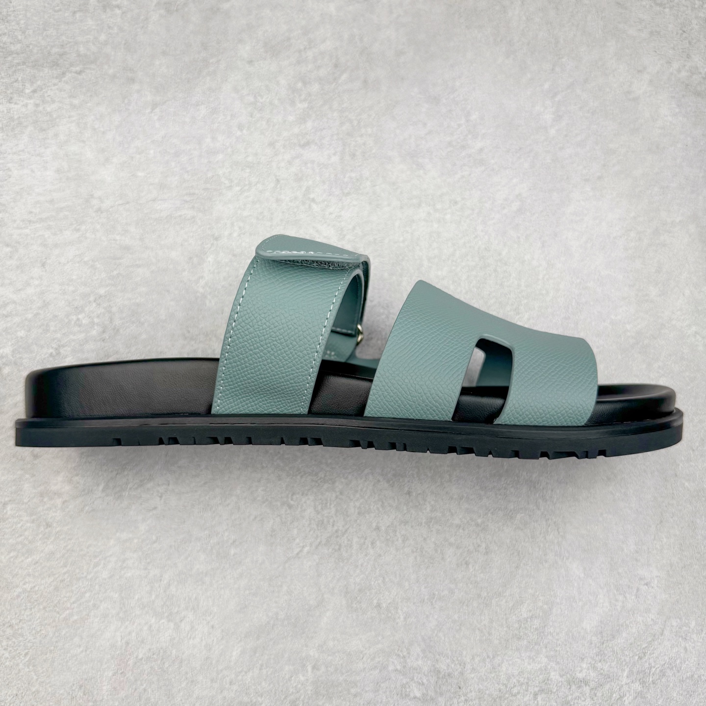 图片[4]-HERMES 爱马仕 Chypre 平底一字拖鞋 经典系列2025 最新经典款拖鞋 经典皮面/呢绒/牛津面 今年绝比小爆款系列 高端零售可主推款。 原版一比一开发 专柜正品以发售 平台开始预售已上架，Zp 7000-10000+ 总计20个配色 首批3个配色已出货 大家放心选购 品质超赞👍 全鞋全真牛皮 私模独立开发原大底 市场独家 压花工艺 几乎接近一致 全套专柜一致包装。尺码：35 36 37 38 39 40 41 42 43 44 45 46-选品中心