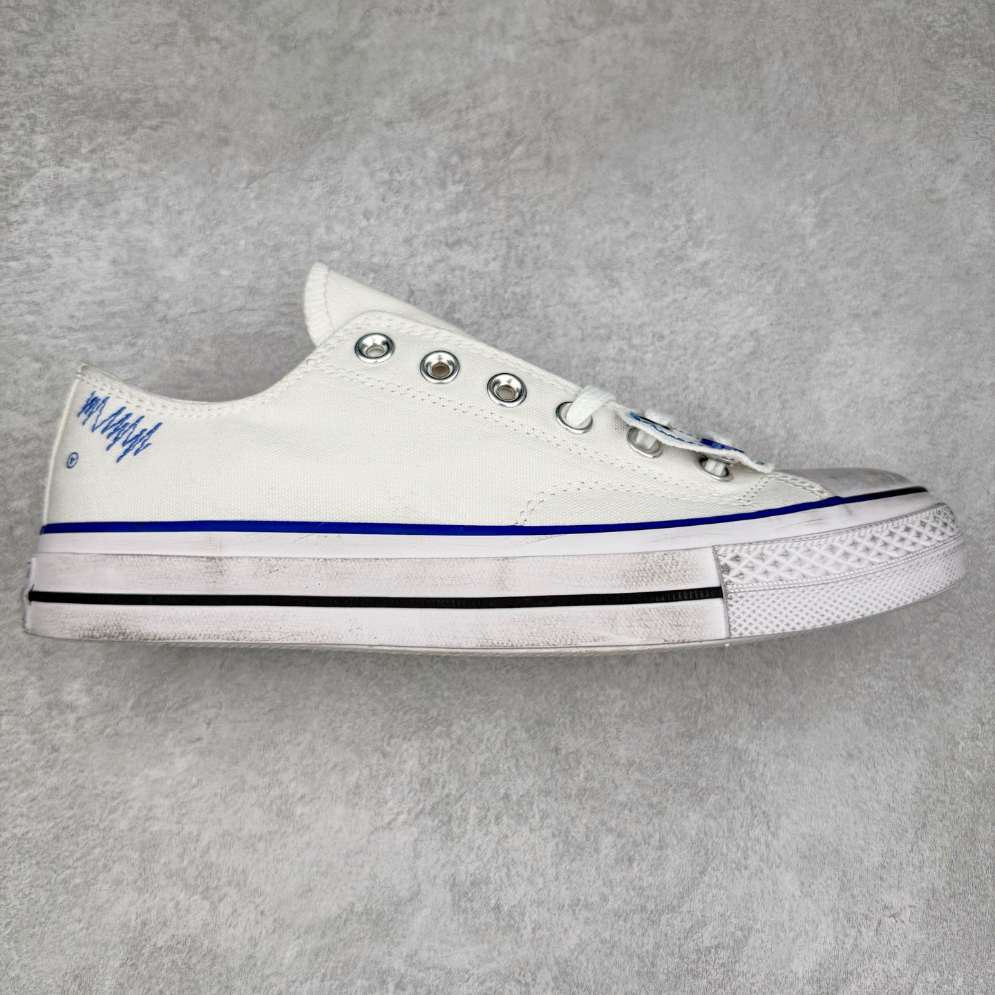 ADER ERROR x Converse 1970S 以经典 Chuck 70 为蓝本，白色主体鞋身搭配蓝色包边条和后跟部位的刺绣，精致的小细节点缀处处可见，白蓝两色的搭配通过做旧的质感呈现出极好的视觉感受。整双鞋在蓝色运用上相当克制，远看就像是一双小白鞋，穿搭上，一双不会出错的小白鞋，加上这一抹蓝色，在夏天总能带来清爽的感觉。 货号：A14289C 尺码：35 36 36.5 37 37.5 38 39 39.5 40 41 41.5 42 42.5 43 44-选品中心
