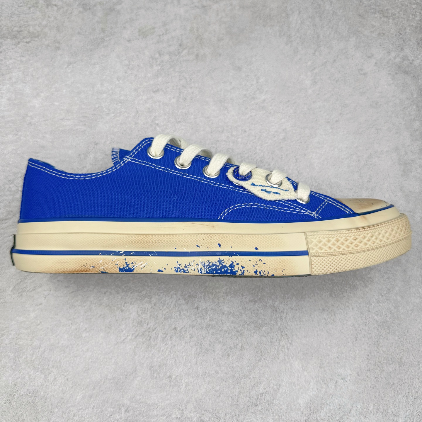 ADER ERROR x Converse 1970S 以经典 Chuck 70 为蓝本，白色主体鞋身搭配蓝色包边条和后跟部位的刺绣，精致的小细节点缀处处可见，白蓝两色的搭配通过做旧的质感呈现出极好的视觉感受。整双鞋在蓝色运用上相当克制，远看就像是一双小白鞋，穿搭上，一双不会出错的小白鞋，加上这一抹蓝色，在夏天总能带来清爽的感觉。 货号：A14289C 尺码：35 36 36.5 37 37.5 38 39 39.5 40 41 41.5 42 42.5 43 44-选品中心