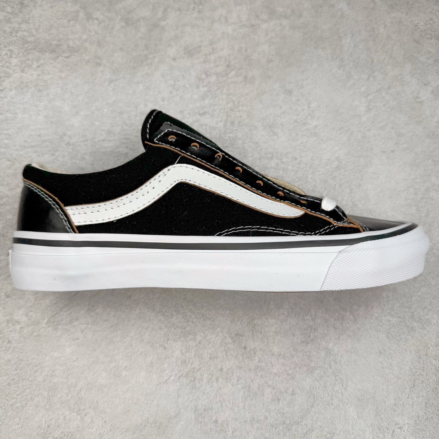 Vans OTW Old Skool 36 Vibram 万斯高端支线 余文乐同款 Vibram 定制大底 抗疲劳鞋垫带来极致的穿着体验 皮革+10盎司粗布拼接 打造精致质感 皮质切面呈现棕色 搭配白色车线 高级感十足 货号:VN000D2GBA21 尺码:35 36 36.5 37 38 38.5 39 40 40.5 41 42 42.5 43 44-选品中心