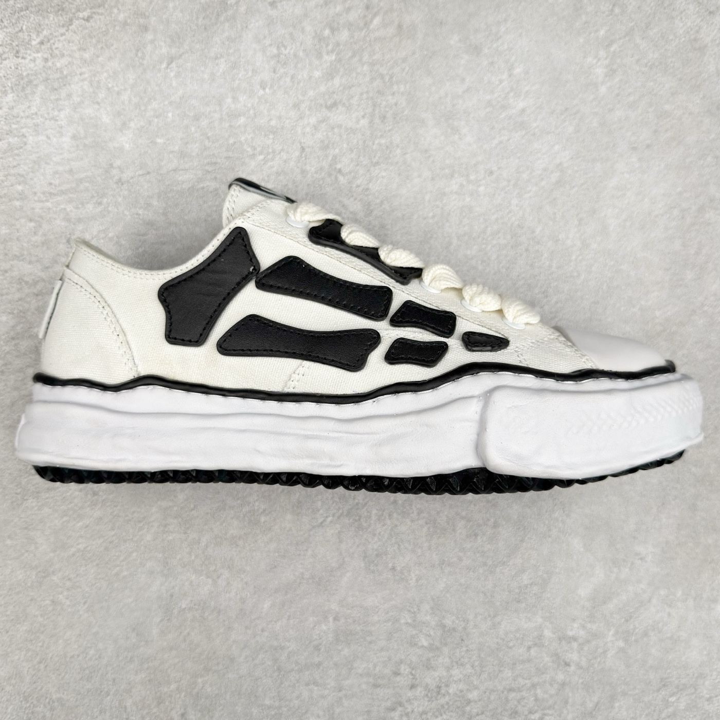 ＃原厂 MMY/Maison MIHARA YASUHIRO Wayne Original Sole Leather Low Sneaker贝壳头版变形溶解雪糕底低帮百搭休闲运动板鞋 余文乐挚爱单品 复古溶解风 日本概念时装设计师･三原康裕品牌广东原产 原楦原纸版开发楦型 全新开发双模一次发泡点位气孔EVA中底 底部嵌入组合RB橡胶耐磨大底 采用全粒面头层皮革鞋面材质 正确织麦及包装盒 清晰后跟电绣LOGO 注意区别普通版本‼️尺码：35-45 偏大一码-选品中心