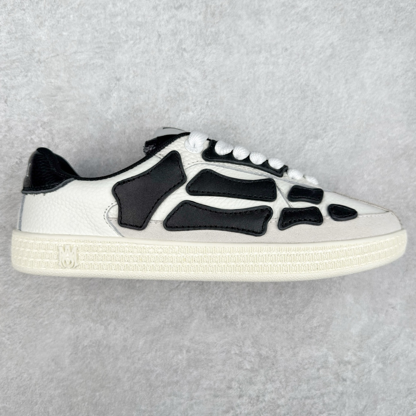 #莞产 Amiri 埃米尔 Skeleton Low-Skel top Sneakers 骨骼系列情侣鞋 当潮顶流产品 众星上脚 低帮运动休闲板鞋 正确骨头形状 鞋舌外翻细节 头层牛皮双层加厚鞋面 鞋帮侧面骨头采用两张牛皮贴合处理 立体感更好 皮料切口均油边处理 定制金属LOGO铭牌及吊牌 并配有官方购物袋尽显高端大气 尺码 35 36 37 38 39 40 41 42 43 44 45-选品中心