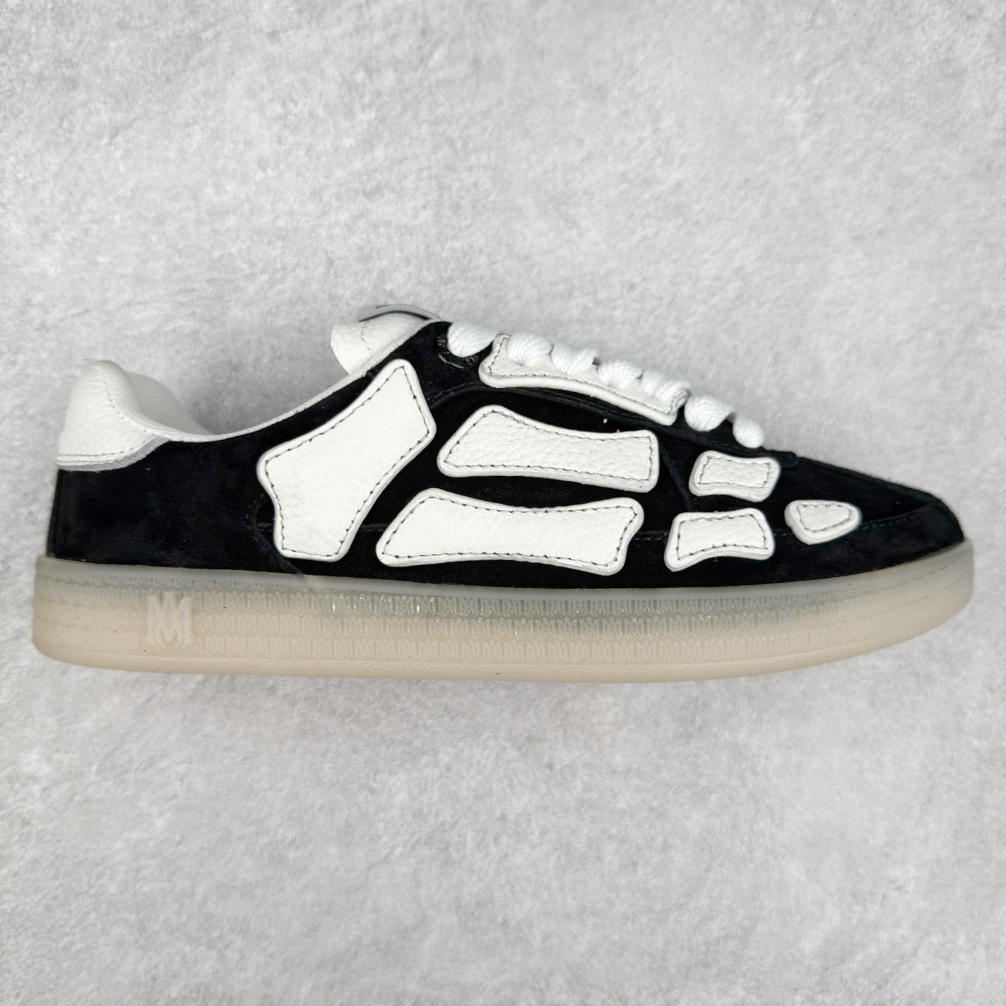 ＃莞产 Amiri 埃米尔 Skeleton Low-Skel top Sneakers 骨骼系列情侣鞋 当潮顶流产品 众星上脚 低帮运动休闲板鞋 正确骨头形状 鞋舌外翻细节 头层牛皮双层加厚鞋面 鞋帮侧面骨头采用两张牛皮贴合处理 立体感更好 皮料切口均油边处理 定制金属LOGO铭牌及吊牌 并配有官方购物袋尽显高端大气 尺码 35 36 37 38 39 40 41 42 43 44 45-选品中心