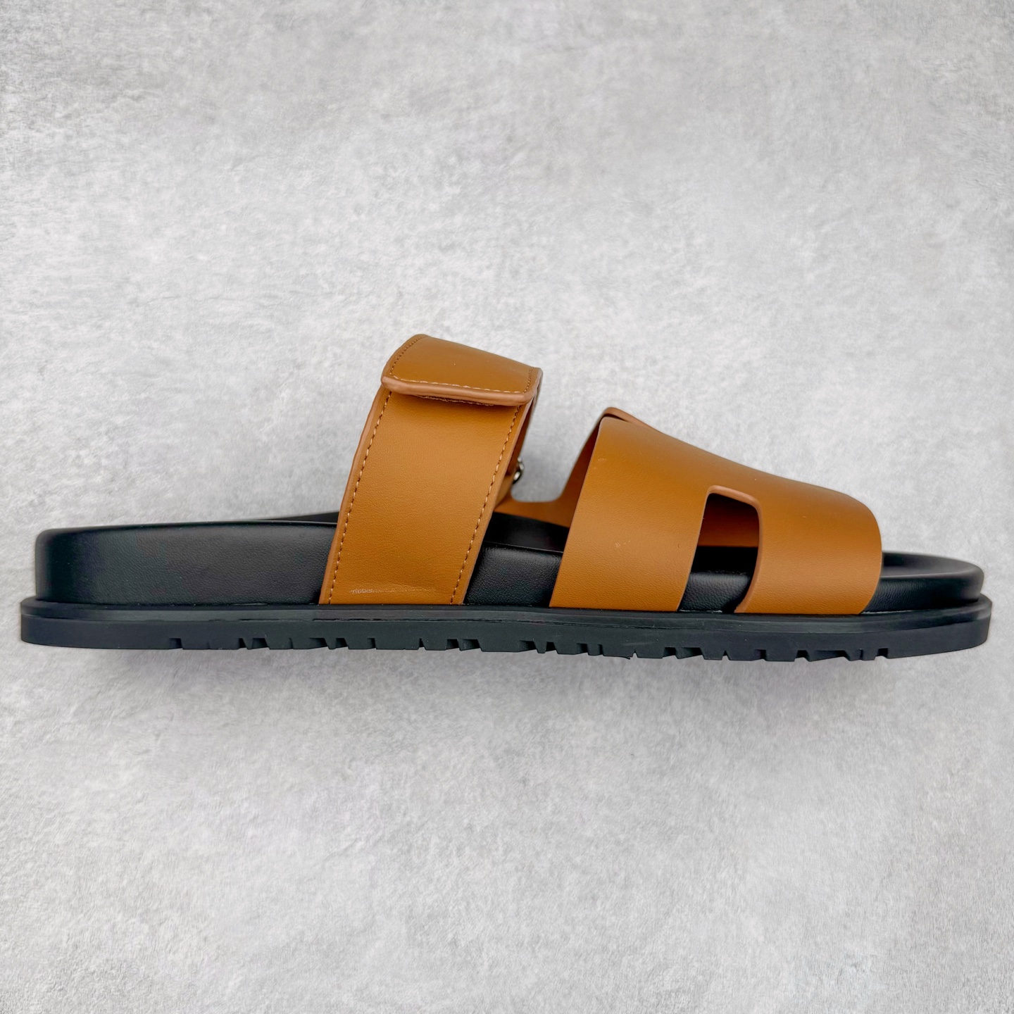 图片[6]-HERMES 爱马仕 Chypre 平底一字拖鞋 经典系列2025 最新经典款拖鞋 经典皮面/呢绒/牛津面 今年绝比小爆款系列 高端零售可主推款。 原版一比一开发 专柜正品以发售 平台开始预售已上架，Zp 7000-10000+ 总计20个配色 首批3个配色已出货 大家放心选购 品质超赞👍 全鞋全真牛皮 私模独立开发原大底 市场独家 压花工艺 几乎接近一致 全套专柜一致包装。尺码：35 36 37 38 39 40 41 42 43 44 45 46-选品中心