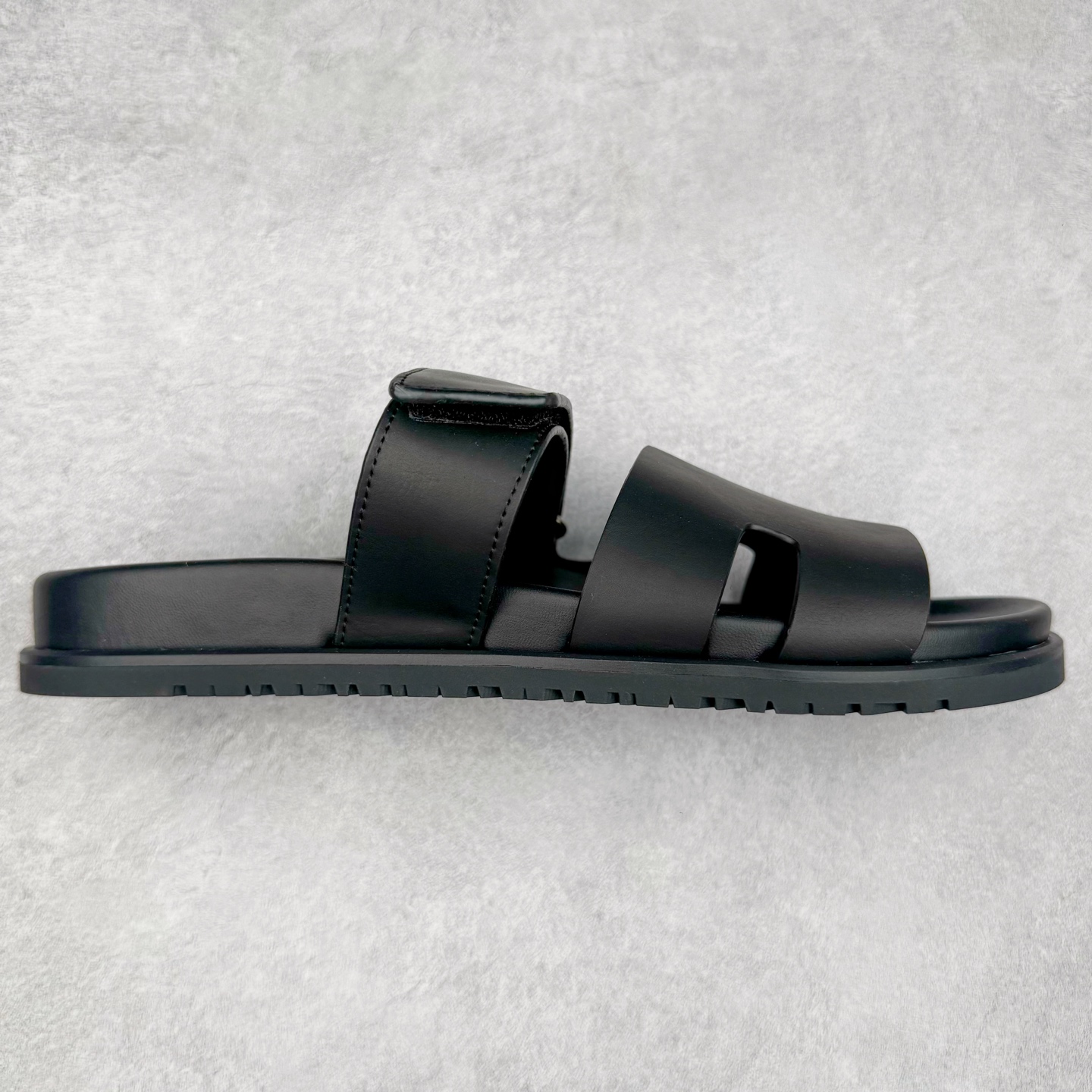 图片[9]-HERMES 爱马仕 Chypre 平底一字拖鞋 经典系列2025 最新经典款拖鞋 经典皮面/呢绒/牛津面 今年绝比小爆款系列 高端零售可主推款。 原版一比一开发 专柜正品以发售 平台开始预售已上架，Zp 7000-10000+ 总计20个配色 首批3个配色已出货 大家放心选购 品质超赞👍 全鞋全真牛皮 私模独立开发原大底 市场独家 压花工艺 几乎接近一致 全套专柜一致包装。尺码：35 36 37 38 39 40 41 42 43 44 45 46-选品中心