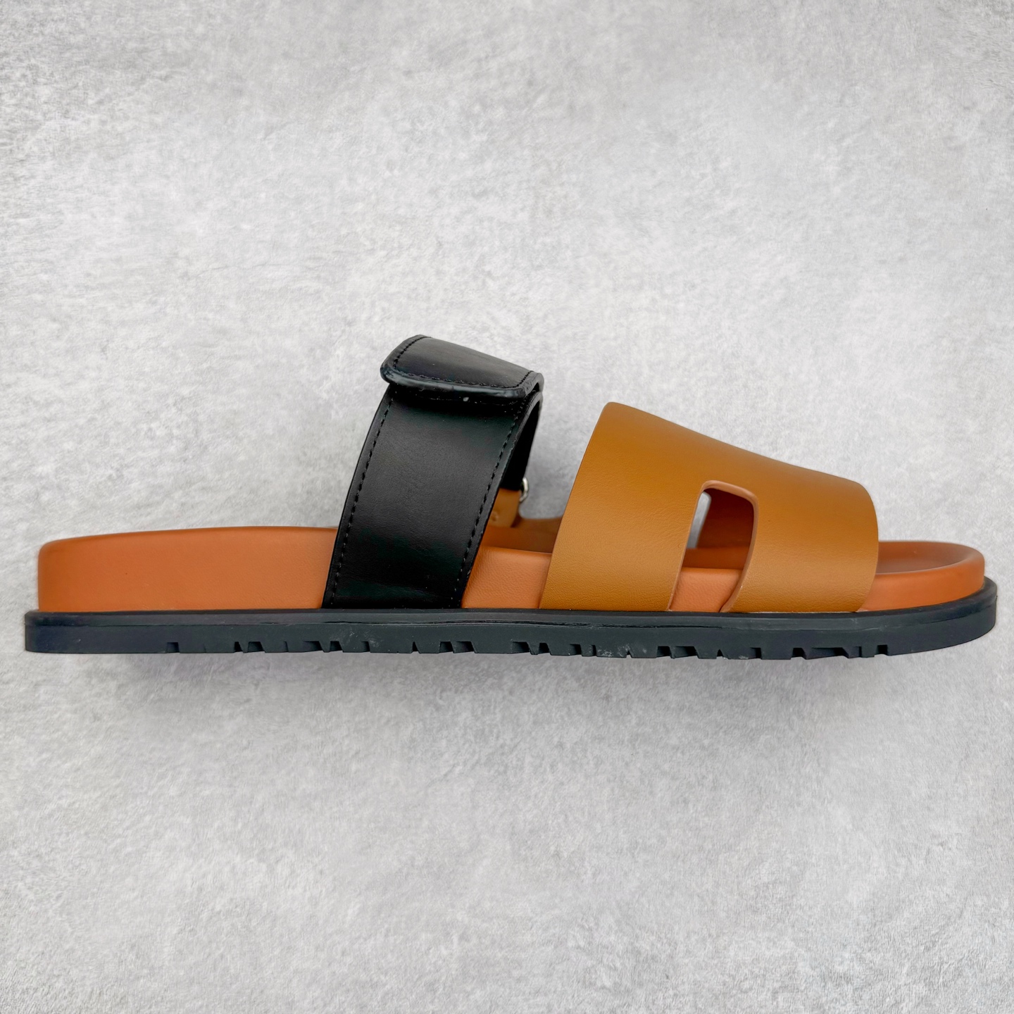 图片[5]-HERMES 爱马仕 Chypre 平底一字拖鞋 经典系列2025 最新经典款拖鞋 经典皮面/呢绒/牛津面 今年绝比小爆款系列 高端零售可主推款。 原版一比一开发 专柜正品以发售 平台开始预售已上架，Zp 7000-10000+ 总计20个配色 首批3个配色已出货 大家放心选购 品质超赞👍 全鞋全真牛皮 私模独立开发原大底 市场独家 压花工艺 几乎接近一致 全套专柜一致包装。尺码：35 36 37 38 39 40 41 42 43 44 45 46-选品中心