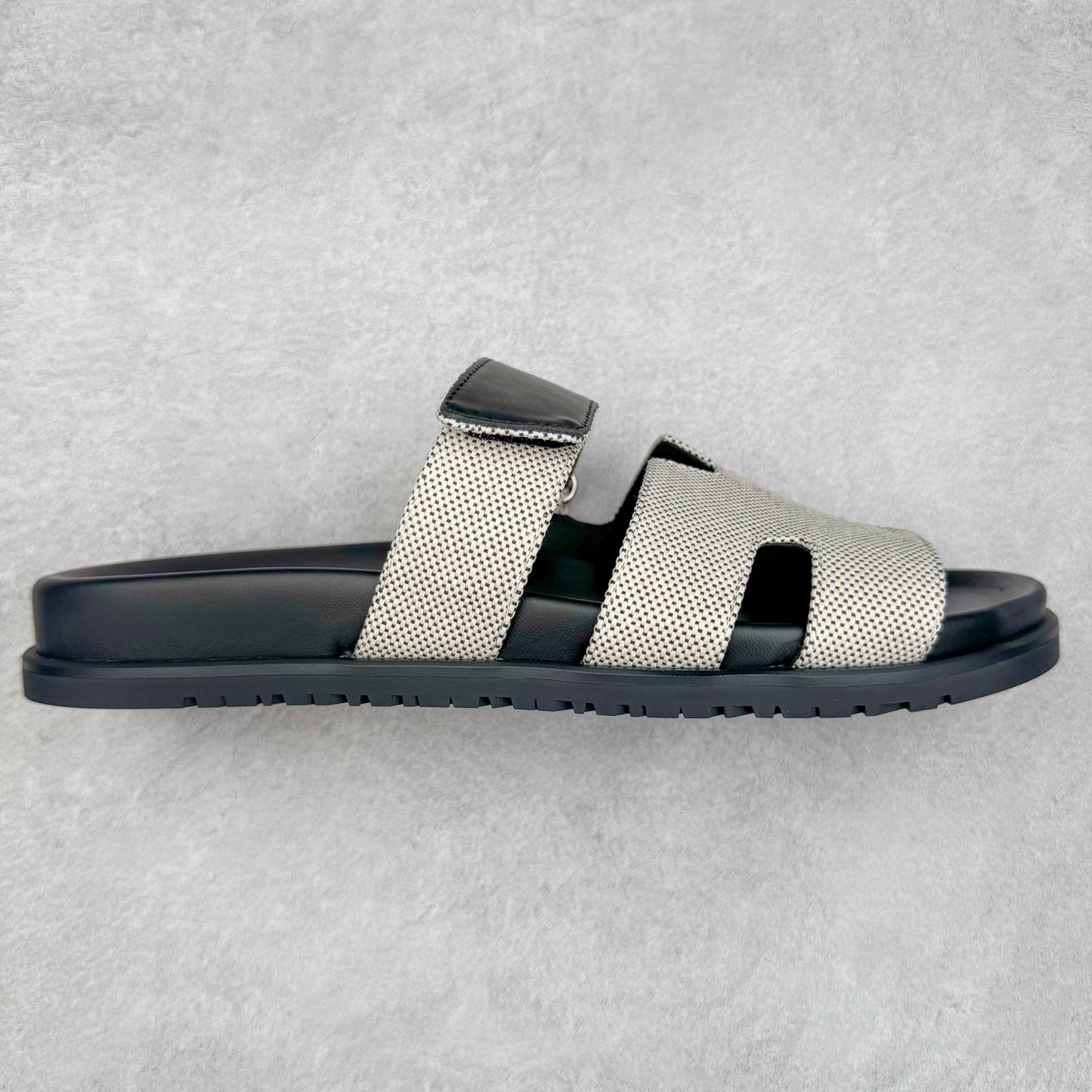 图片[3]-HERMES 爱马仕 Chypre 平底一字拖鞋 经典系列2025 最新经典款拖鞋 经典皮面/呢绒/牛津面 今年绝比小爆款系列 高端零售可主推款。 原版一比一开发 专柜正品以发售 平台开始预售已上架，Zp 7000-10000+ 总计20个配色 首批3个配色已出货 大家放心选购 品质超赞👍 全鞋全真牛皮 私模独立开发原大底 市场独家 压花工艺 几乎接近一致 全套专柜一致包装。尺码：35 36 37 38 39 40 41 42 43 44 45 46-选品中心