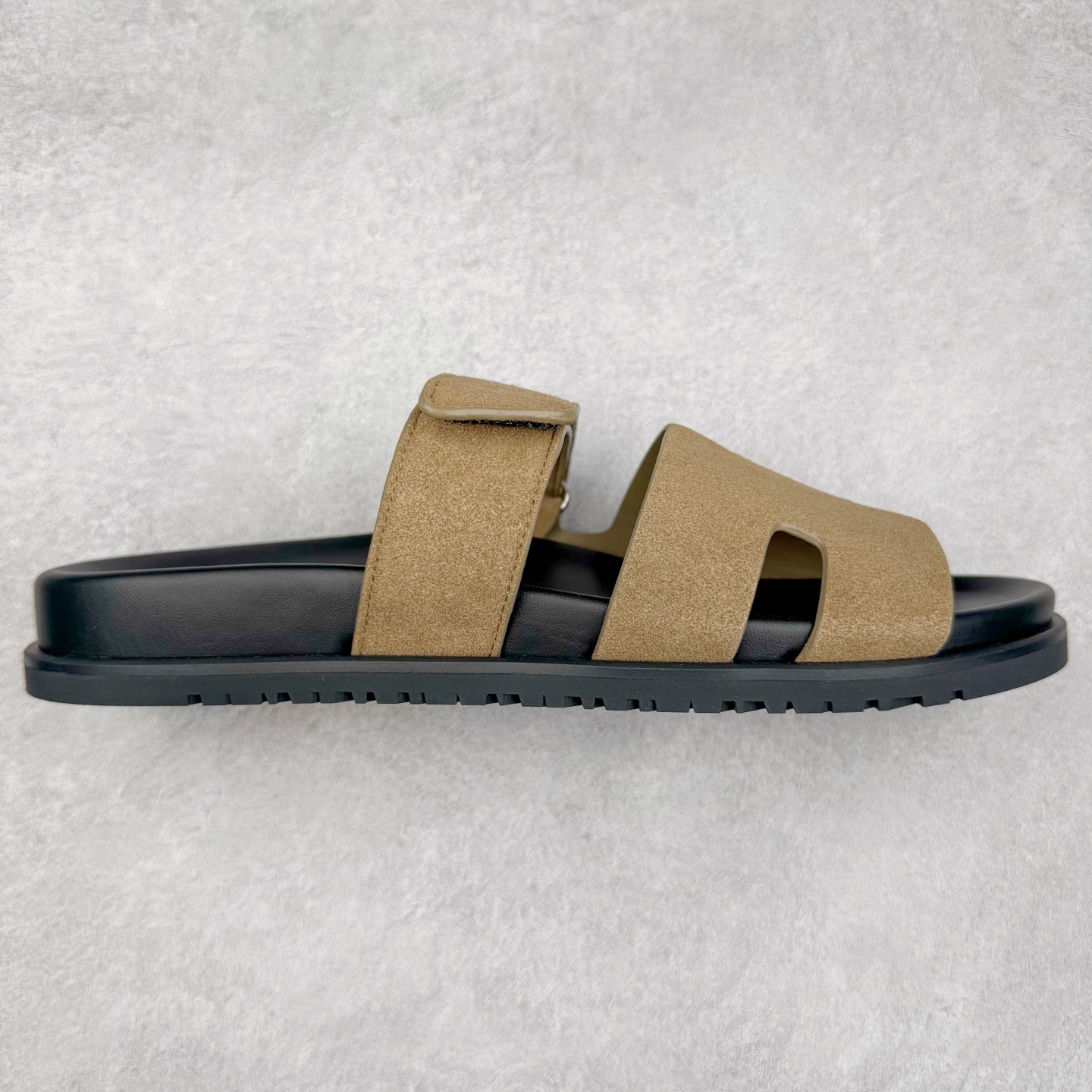 图片[2]-HERMES 爱马仕 Chypre 平底一字拖鞋 经典系列2025 最新经典款拖鞋 经典皮面/呢绒/牛津面 今年绝比小爆款系列 高端零售可主推款。 原版一比一开发 专柜正品以发售 平台开始预售已上架，Zp 7000-10000+ 总计20个配色 首批3个配色已出货 大家放心选购 品质超赞👍 全鞋全真牛皮 私模独立开发原大底 市场独家 压花工艺 几乎接近一致 全套专柜一致包装。尺码：35 36 37 38 39 40 41 42 43 44 45 46-选品中心